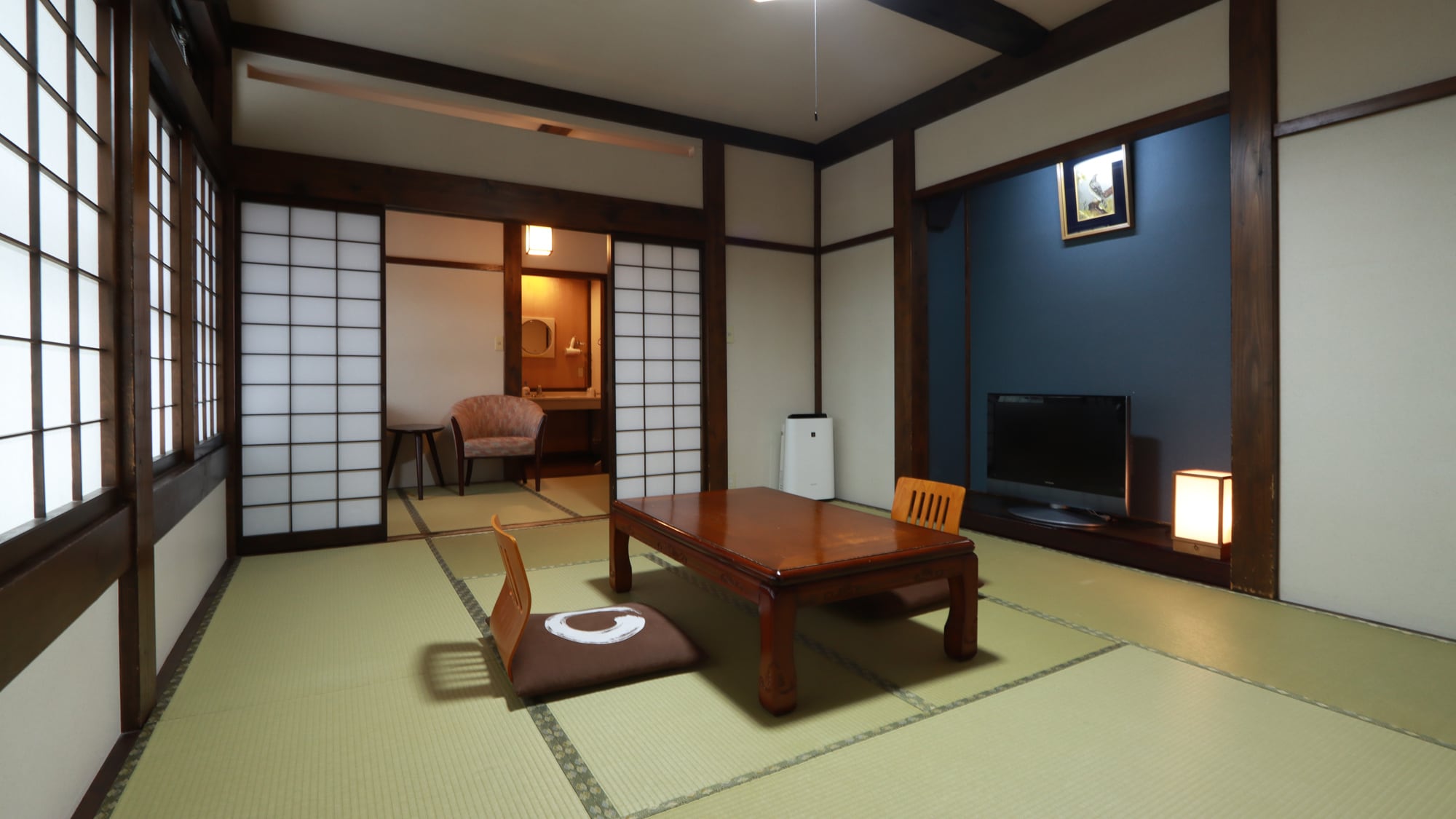 Japanese-style room with 10 tatami mats - a deep room - the ceiling has old-style beams and there is a next room at the back