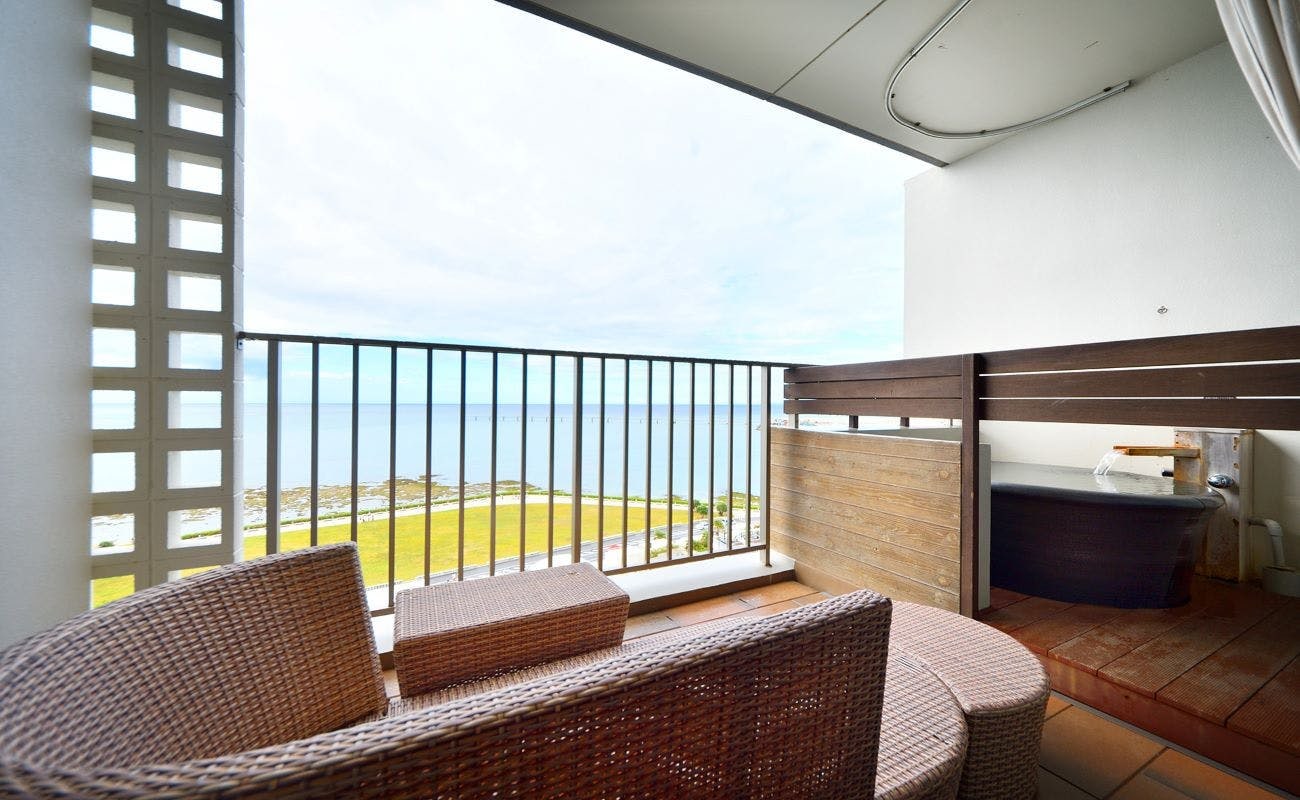 Balcony (Japanese and Western room with open-air bath)