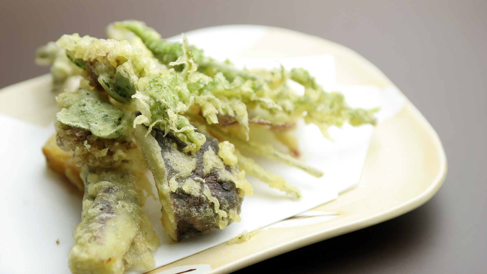 *Tamarind sprout tempura/A crispy spring flavor♪ (An example from around June/May vary from the photo due to daily changes)
