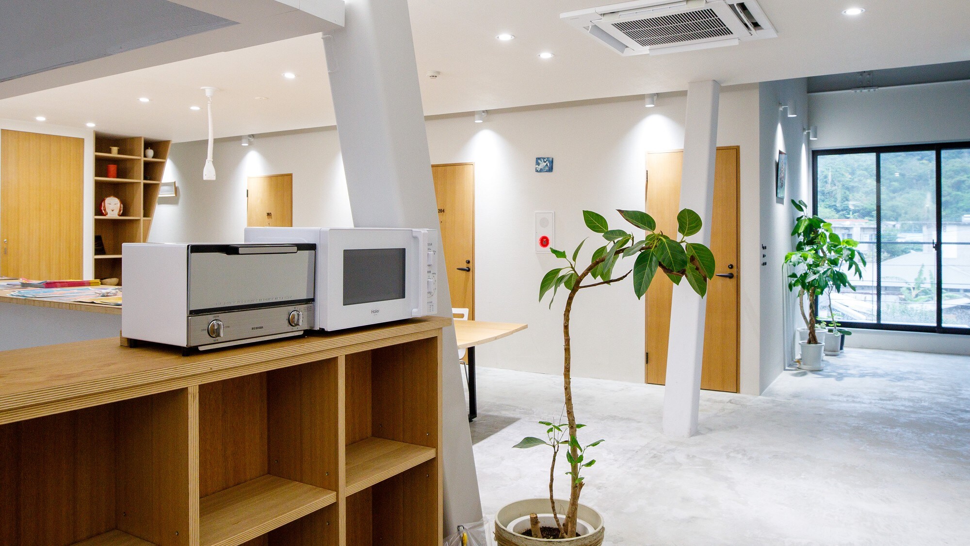 [Public 2nd floor] A microwave oven and an oven toaster are installed.