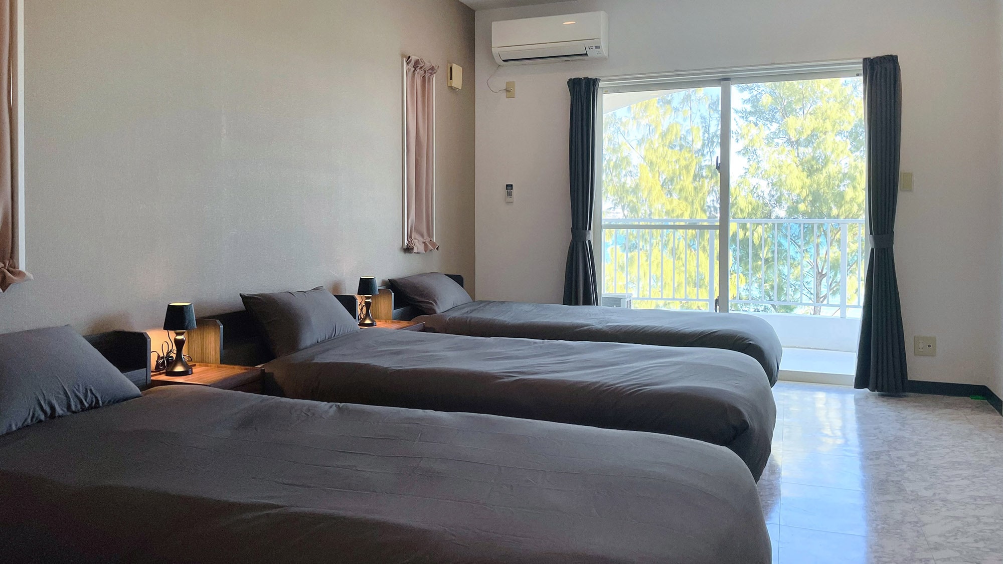 ・[Bedroom] Bright light pours in, making your mornings pleasant.