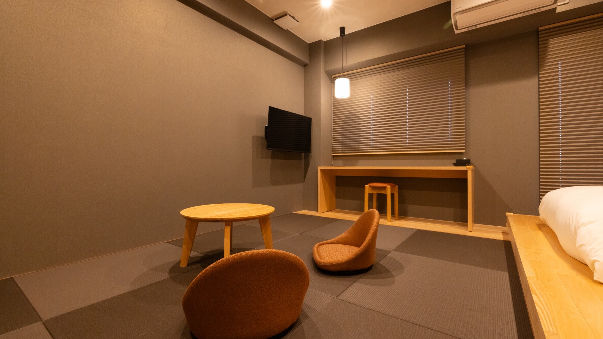 [Modern Twin] We welcome you in a warm space made with local wood.