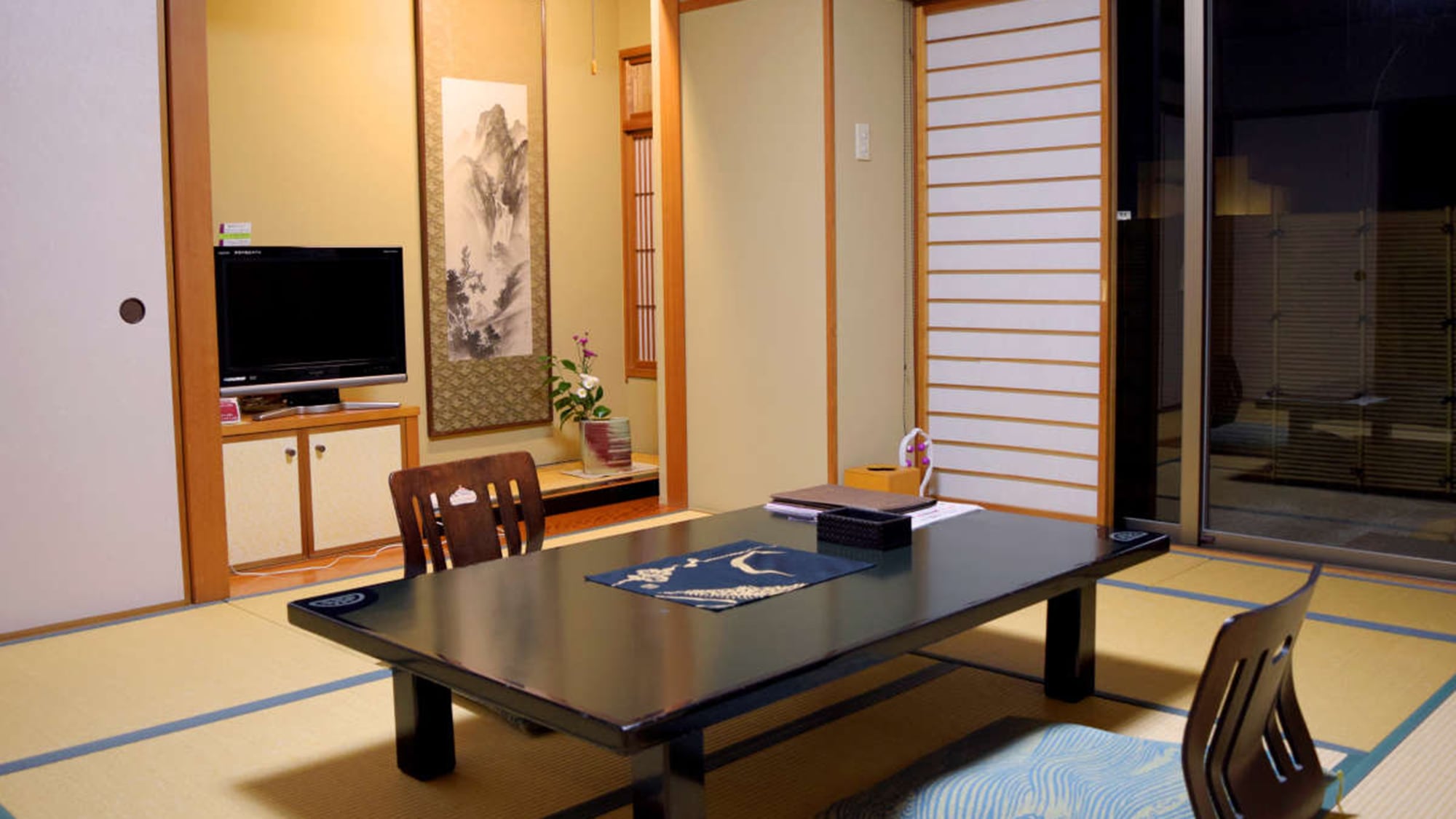 Town side Japanese-style room 8 tatami mats