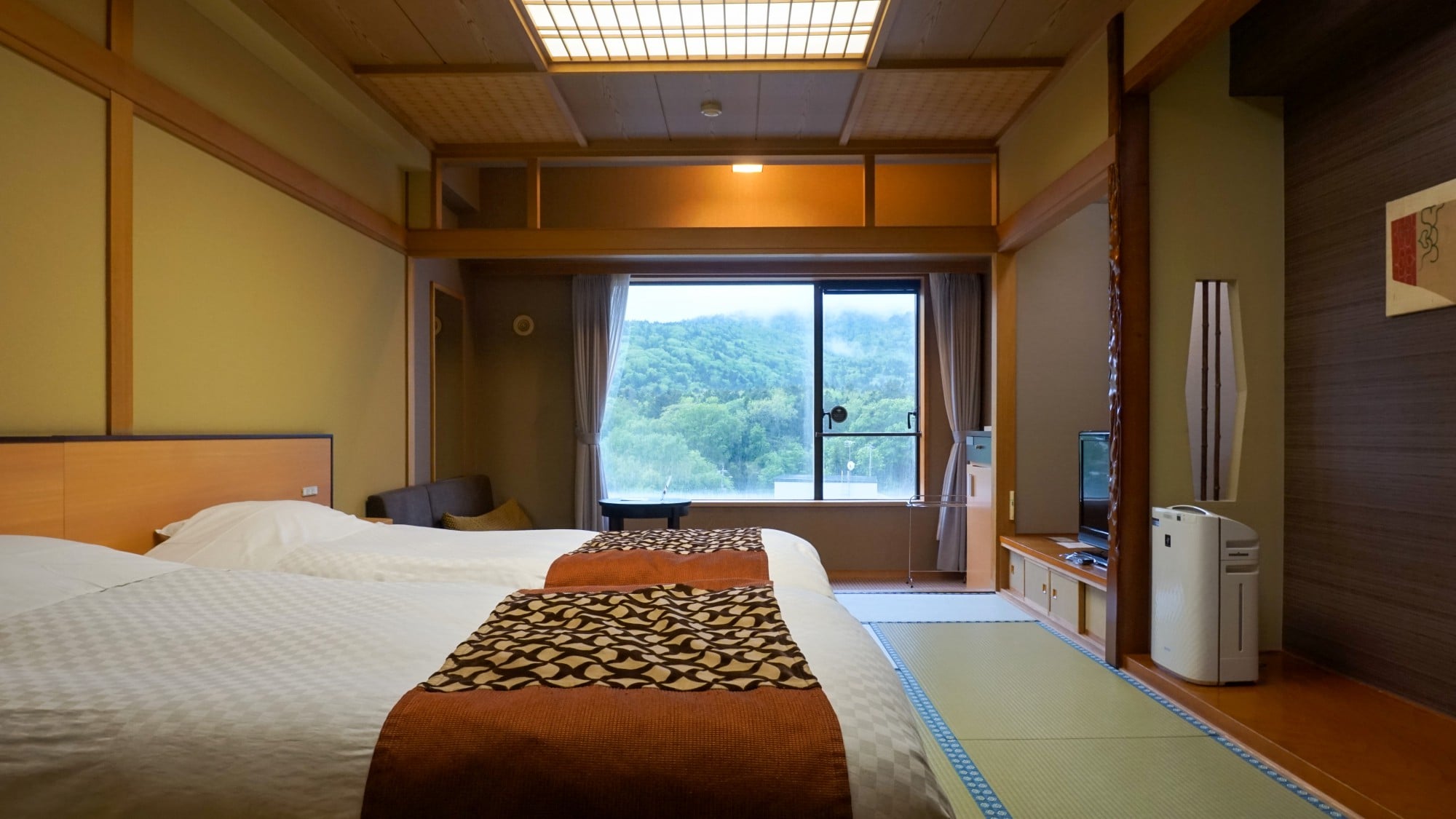 [Wings Building] Japanese-style twin room/A room with a bed on top of tatami mats (image)
