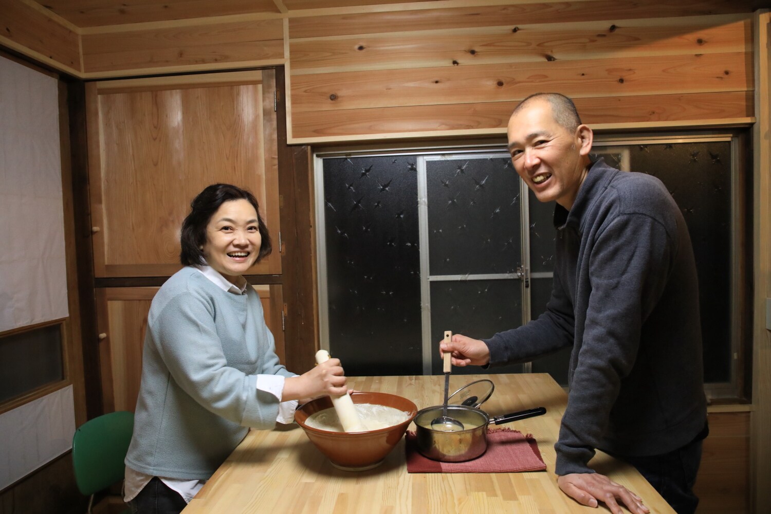 Let's make Kakegawa specialty wild yam soup together using a surikogi (wood pestle)