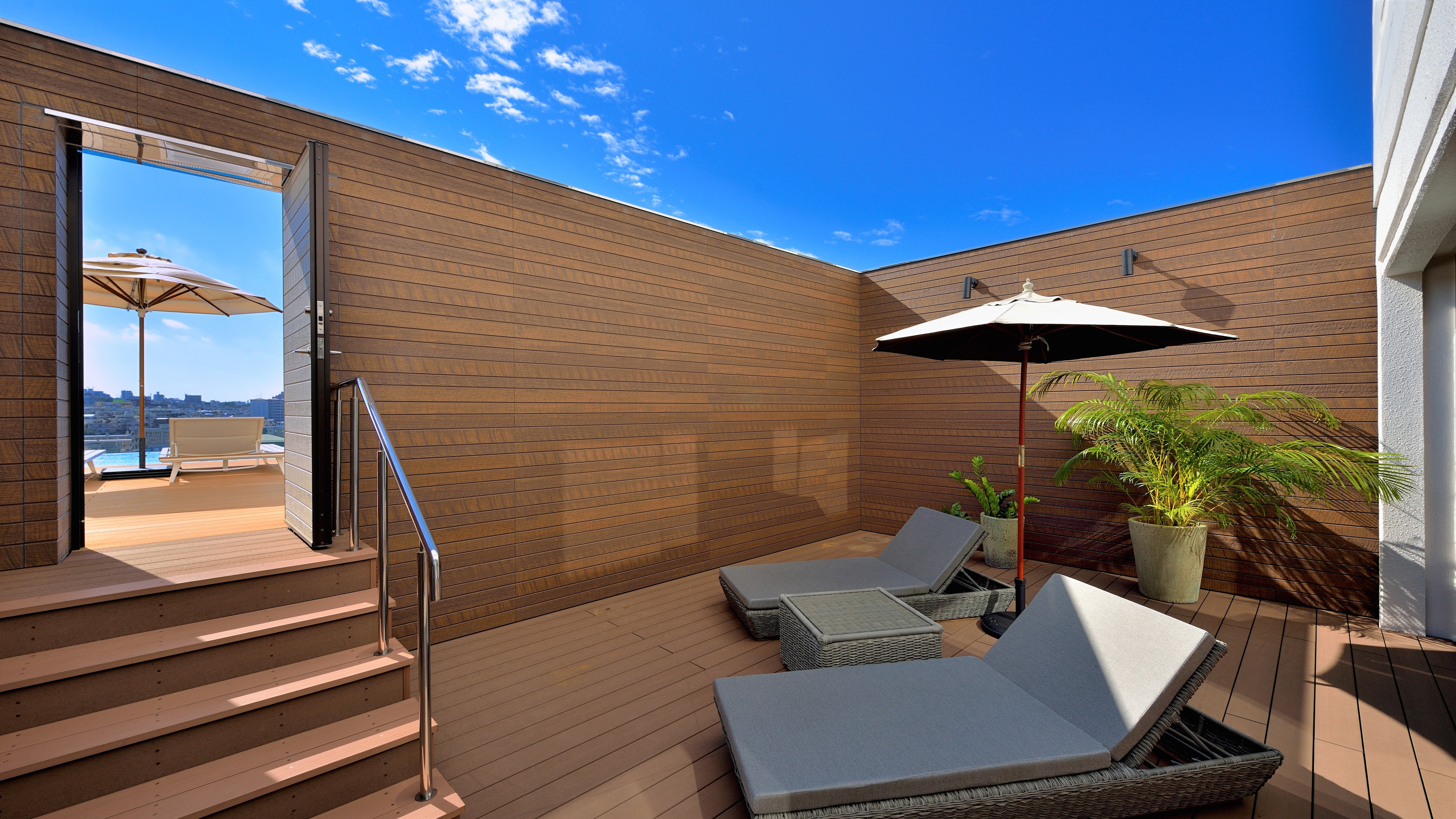 [Terrace Suite 48㎡] Kamar suite dengan teras dengan akses langsung ke kolam renang tanpa batas.