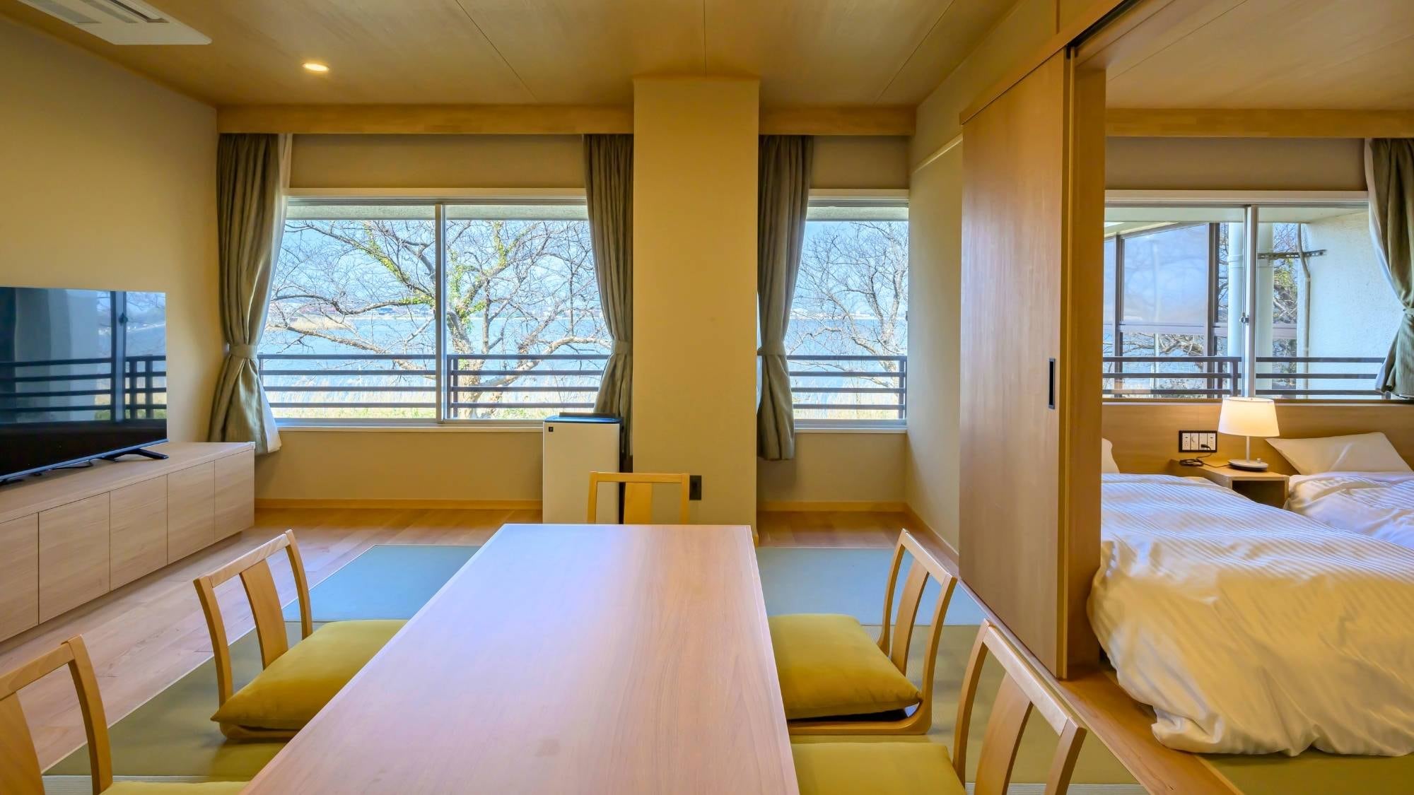 [Kamar Deluxe Jepang-Barat dengan ruang tamu ~ Yui YUI] Ruang tamu luas yang dapat digunakan oleh keluarga dan ketiga generasi.