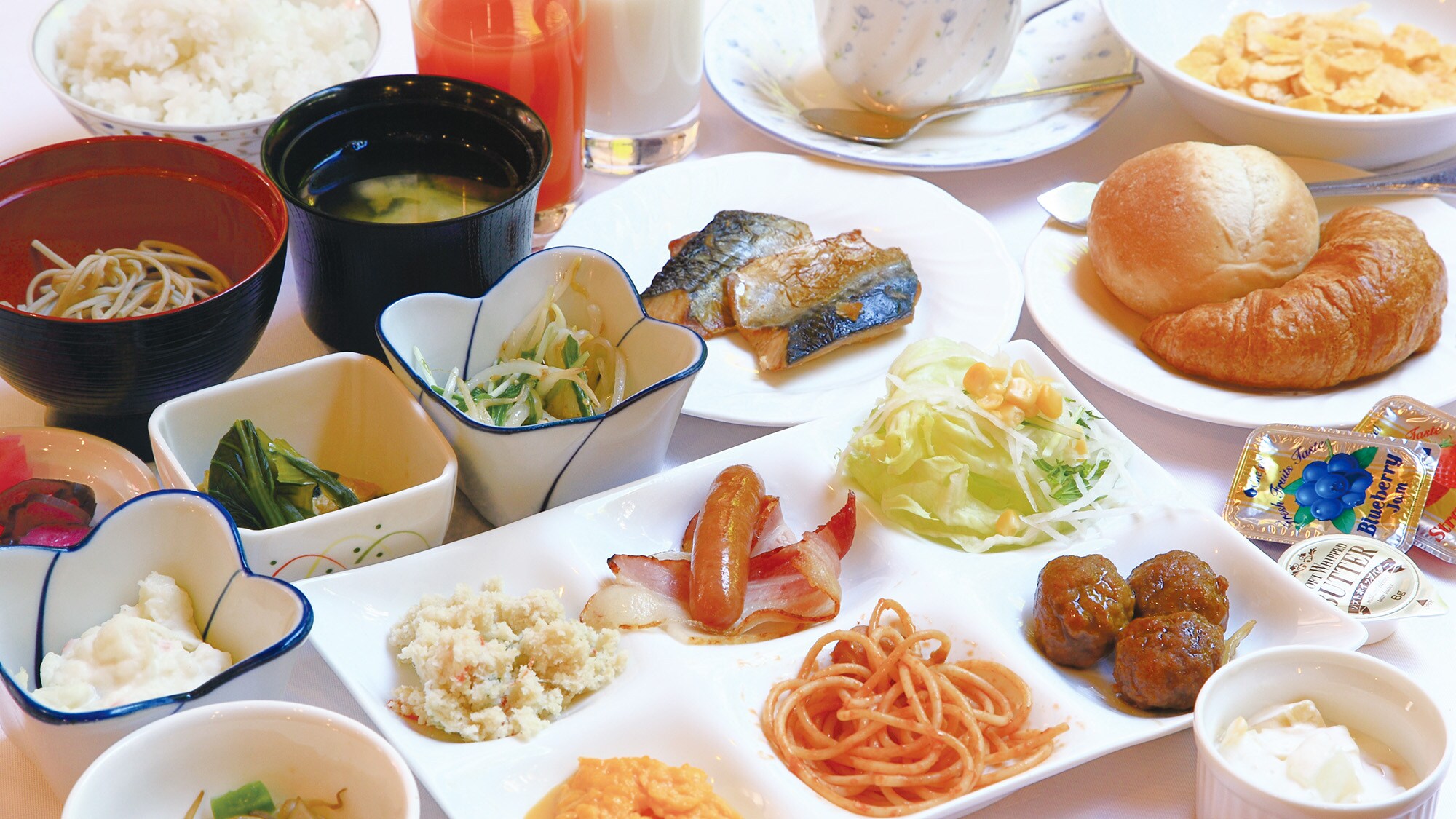 Free breakfast buffet is served from 6:00 in the morning ♪