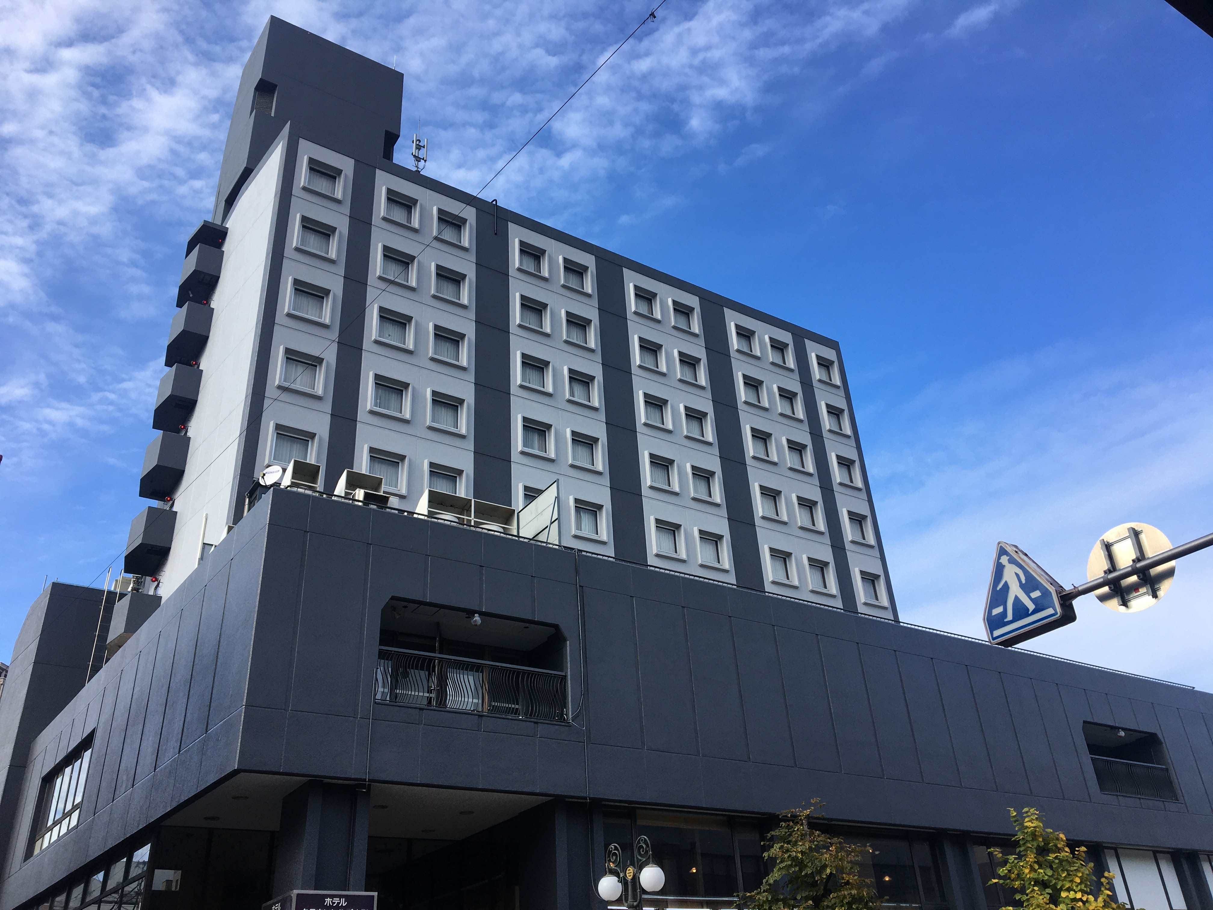 [Hotel exterior] The hotel faces Suzuran Street in the downtown area of Kasumicho.
