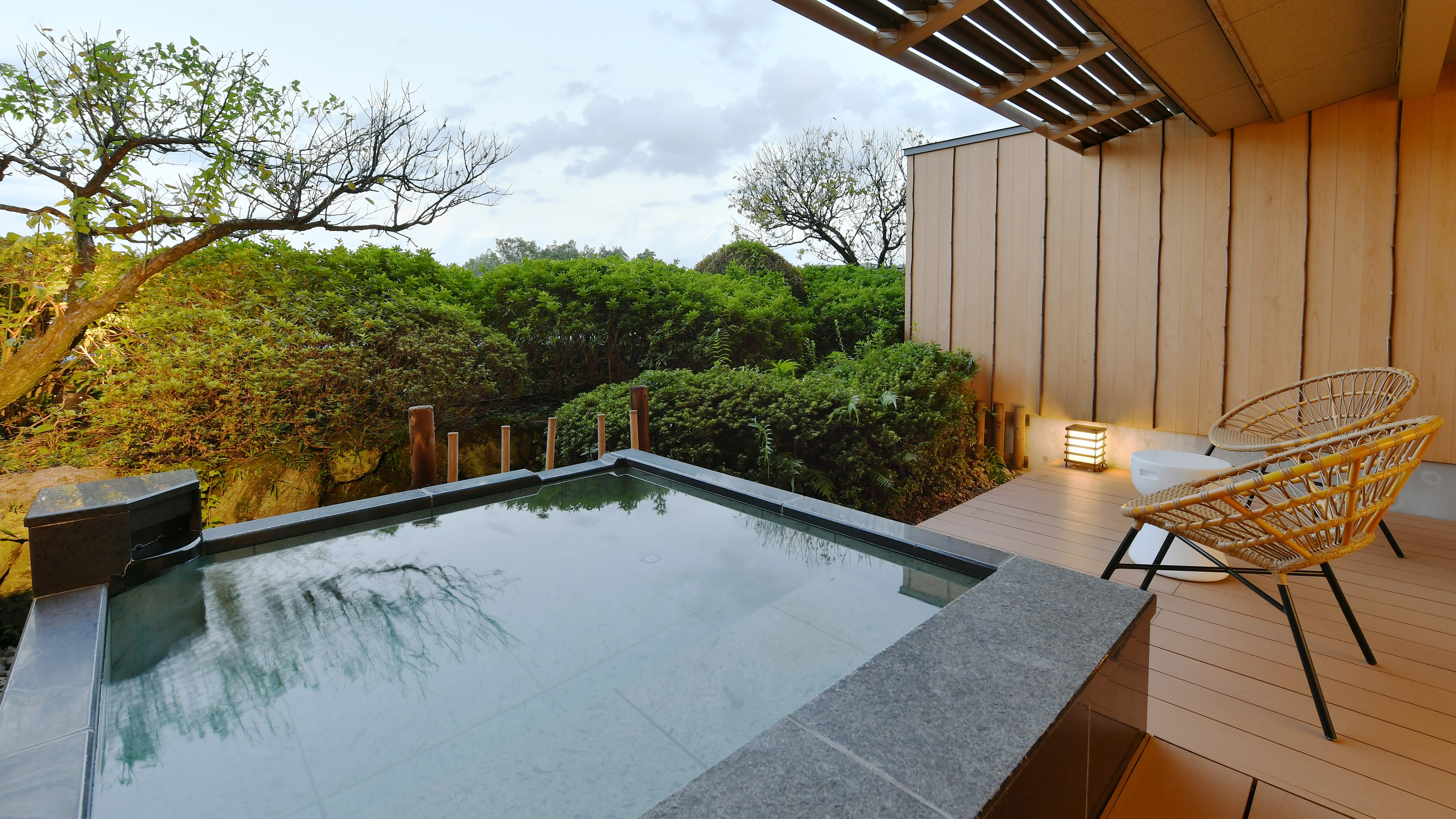 Japanese-style room with 12.5 tatami mats and an open-air bath (hot spring: circulating filtration type)