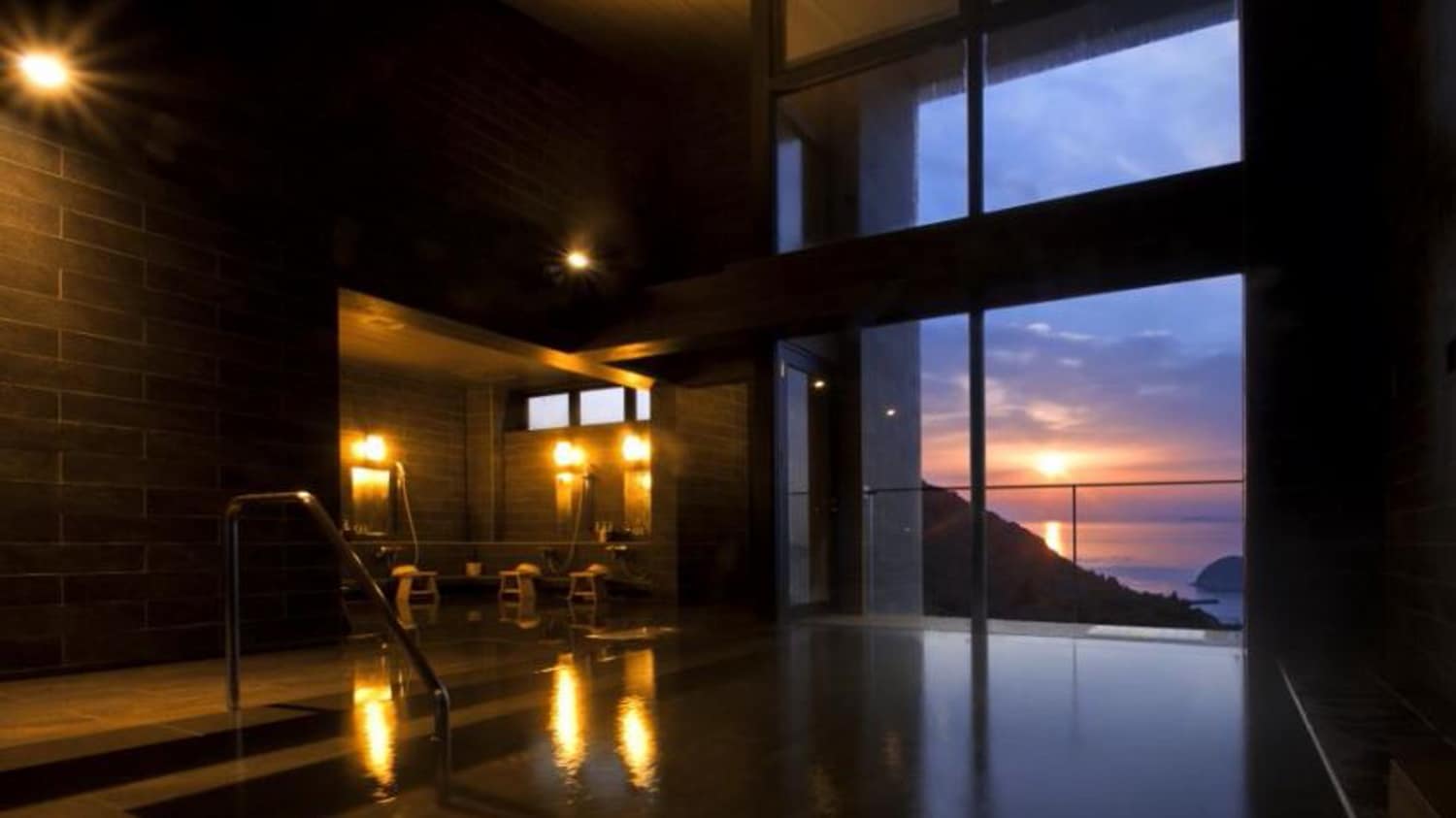 [Large public bath/open-air observation bath] 5:00 AM to 8:00 AM, 5:00 PM to 11:00 PM (not a hot spring)