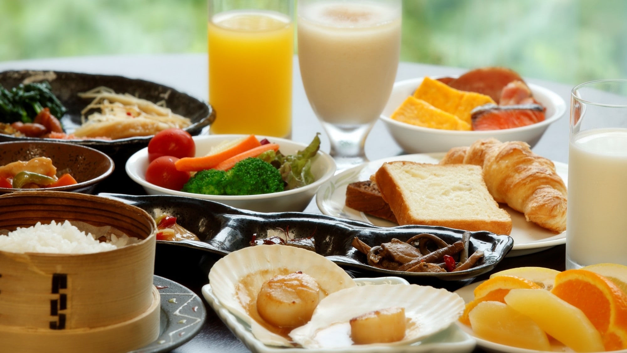 [Ví dụ về bữa sáng] Chúng tôi sẽ chuẩn bị bữa sáng giúp bạn tỉnh táo tràn đầy năng lượng, chẳng hạn như các món ăn sử dụng rau củ của nông dân địa phương và trứng từ Trang trại Gia cầm Sakamoto.