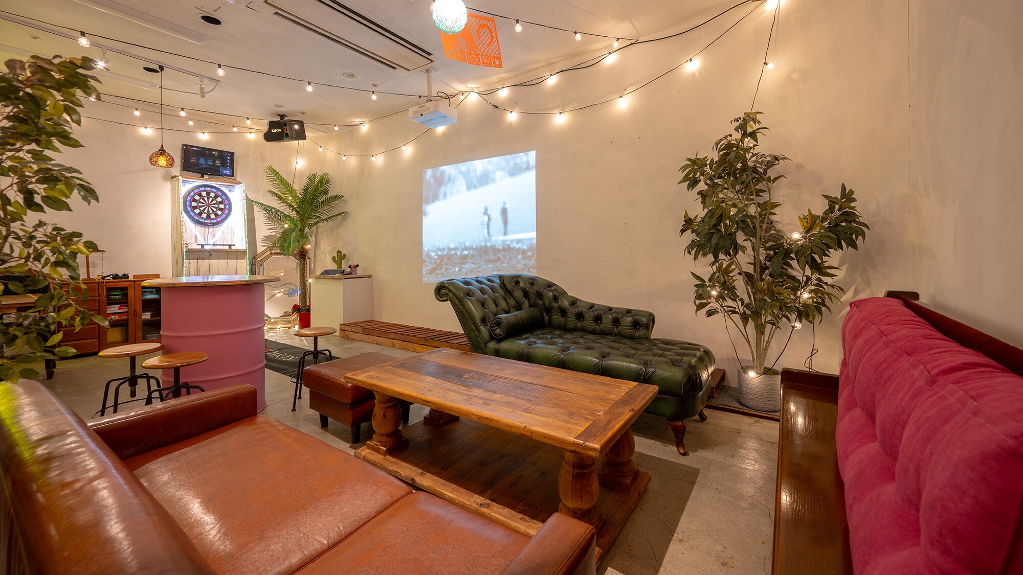 【合作店鋪：Luchador】除了餐飲以外，還有飛鏢、卡拉OK、遊戲等，是您享受歡樂時光的絕佳去處♪