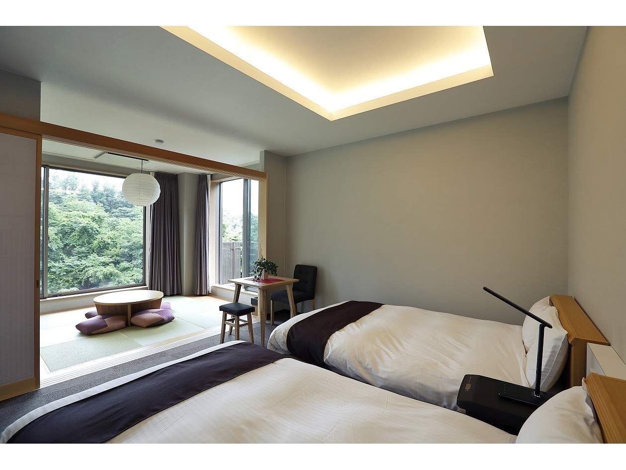 Kamar suite dengan kamar mandi dalam yang mengalir bebas