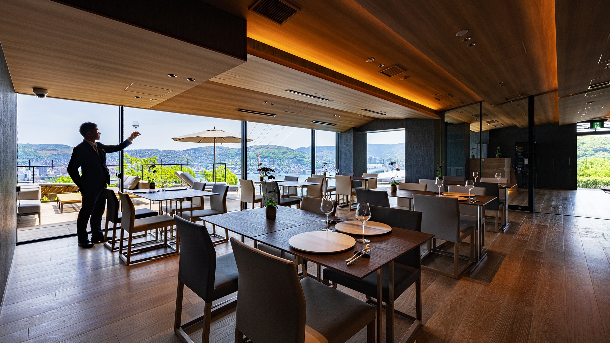 [Restaurant Senzanmansui] We delight our guests with locally produced dishes made with the bounty of Nagasaki's mountains and sea.
