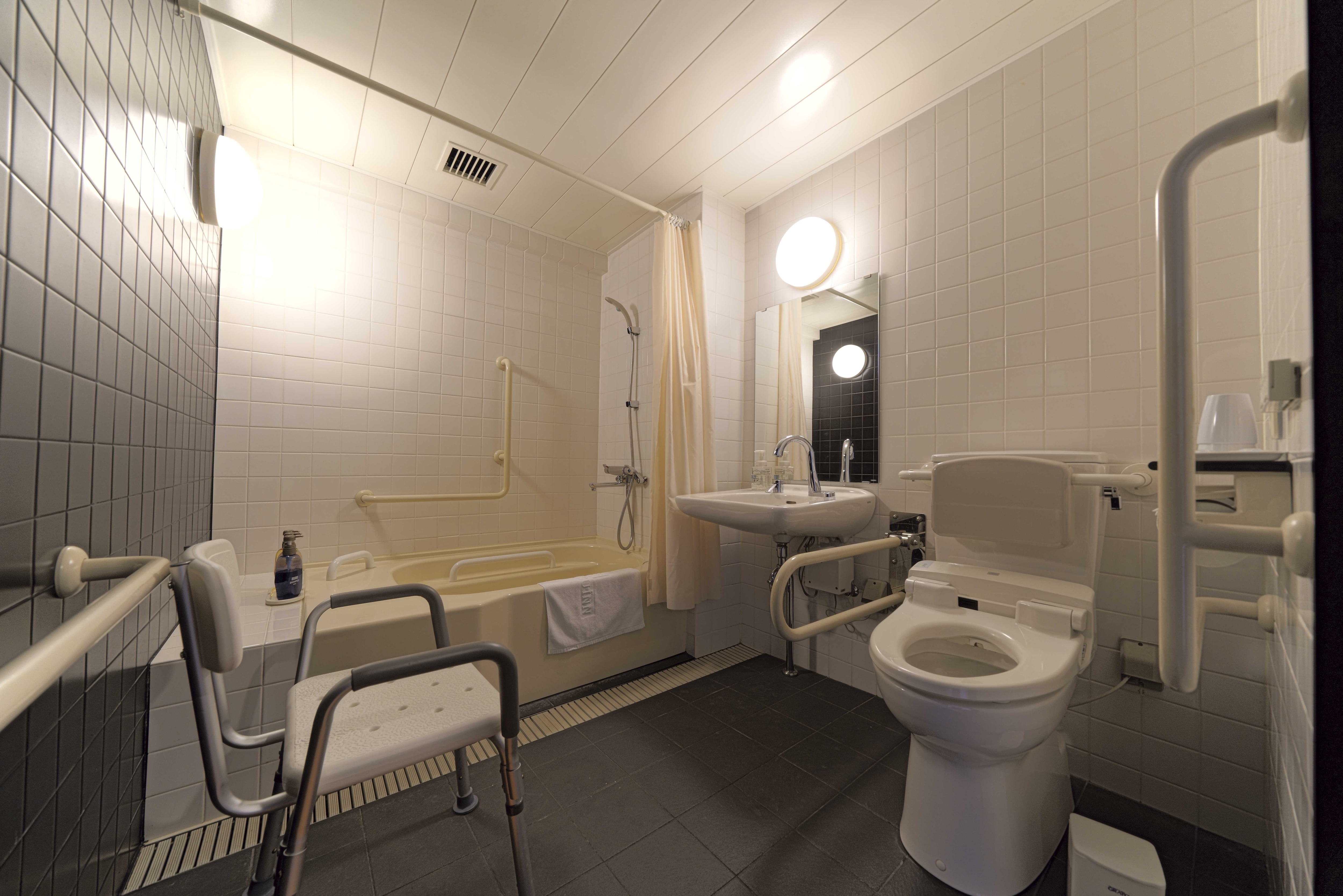 [Bathroom] Universal Twin Room
