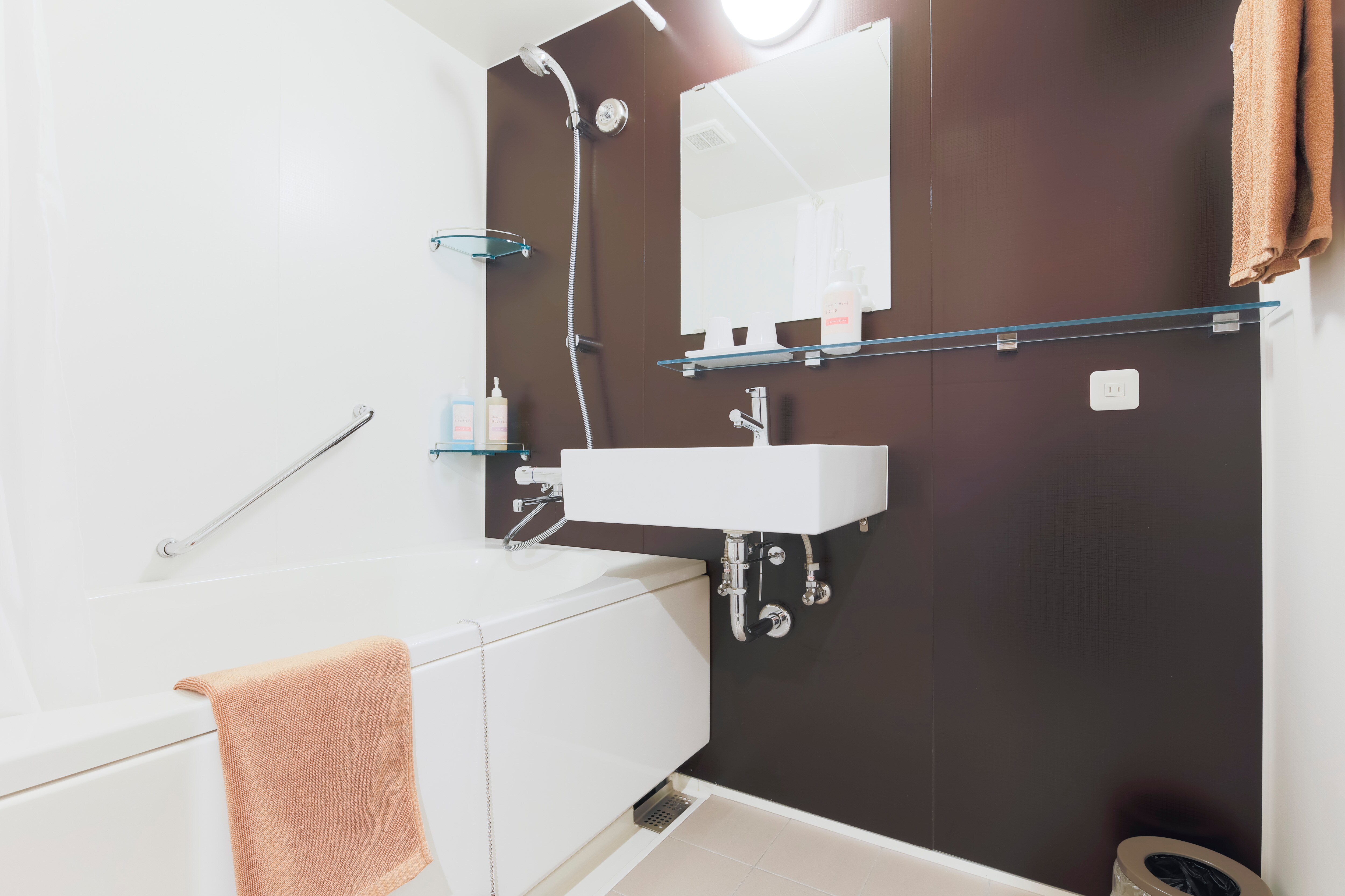 Western-style twin (unit bath)
