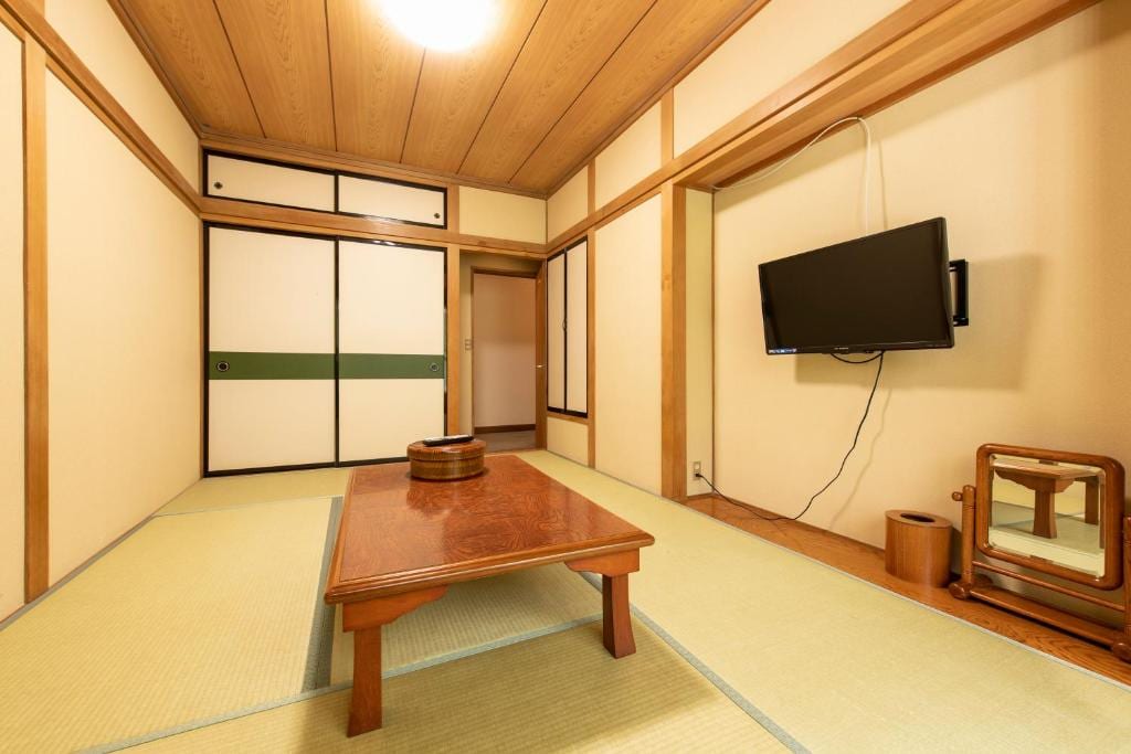 [Non-smoking] Japanese-style room 6 tatami mats 1-2 people (shared bath and toilet)