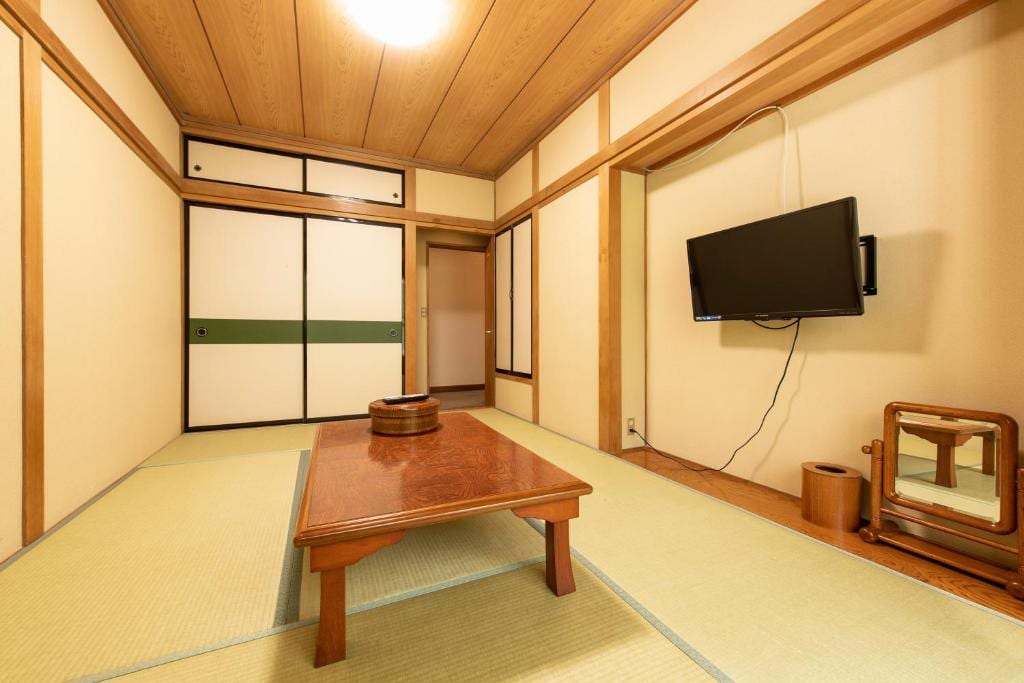 [Non-smoking] Japanese-style room, 6 tatami mats, 1-2 people (shared bathroom and toilet)