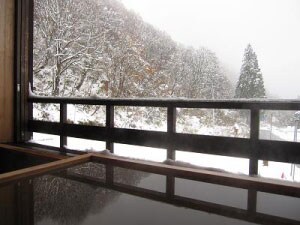 An example of a semi-open-air bath in winter