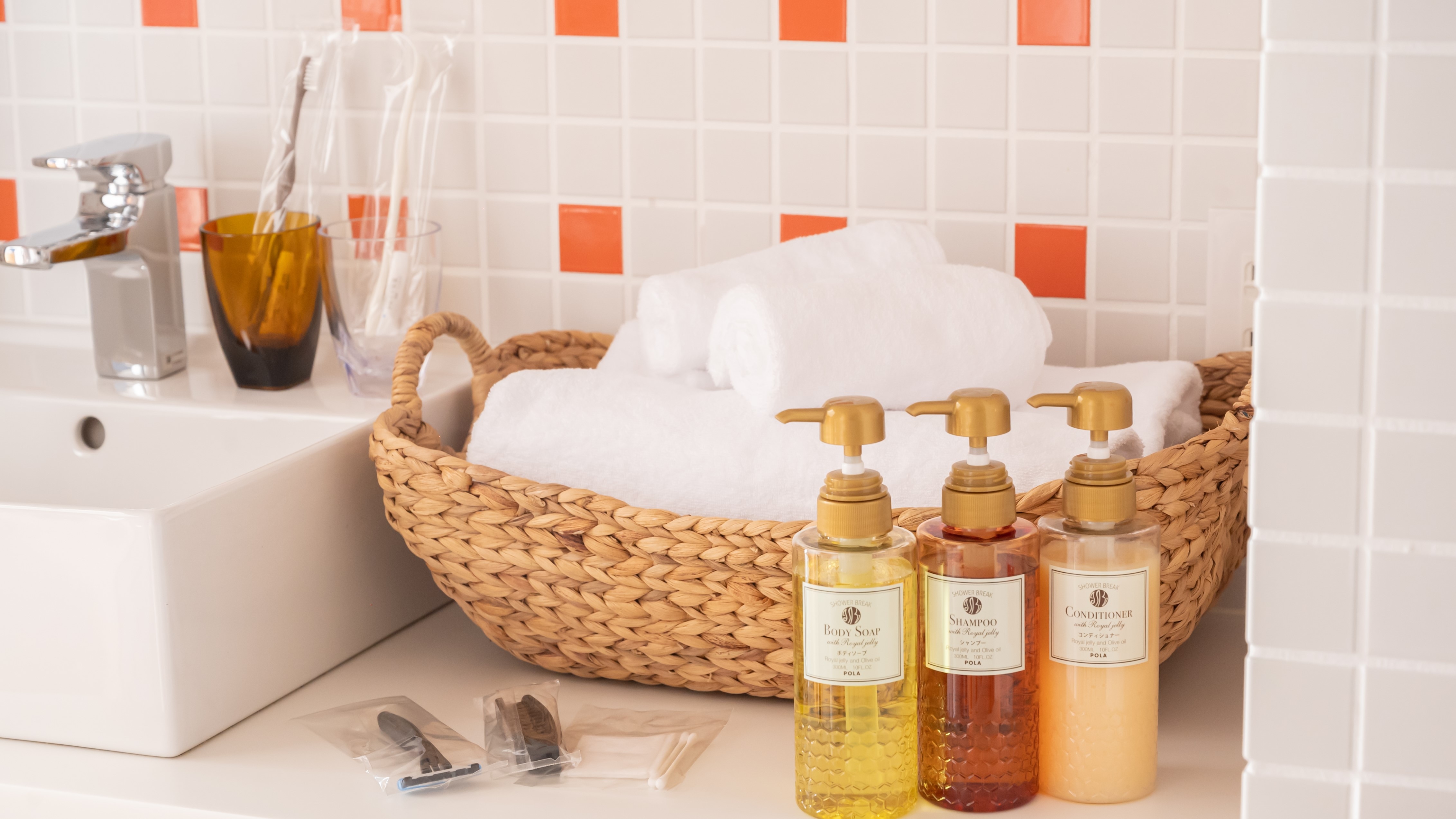 Towel / amenity set * Some amenities provided by reception