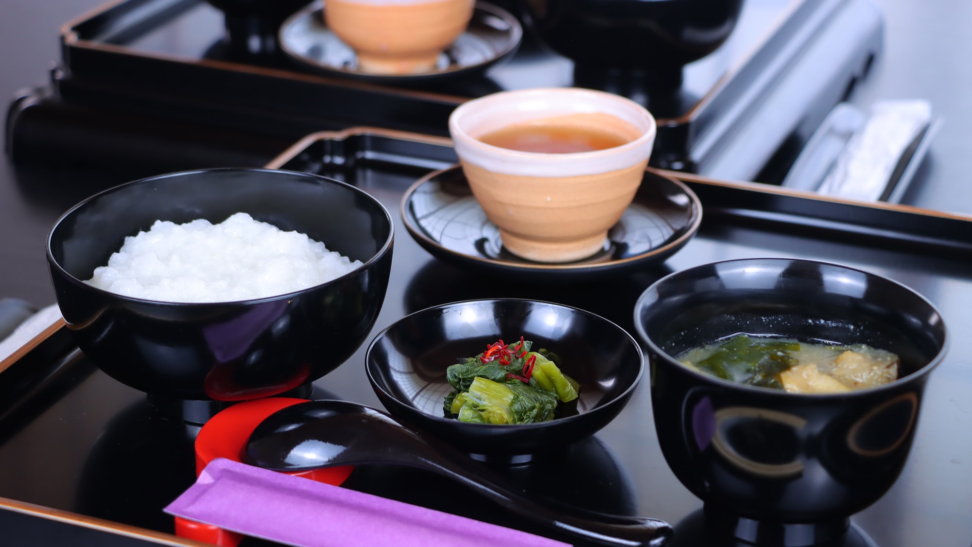 【早餐】我们将提供一汤一菜的基本餐食。