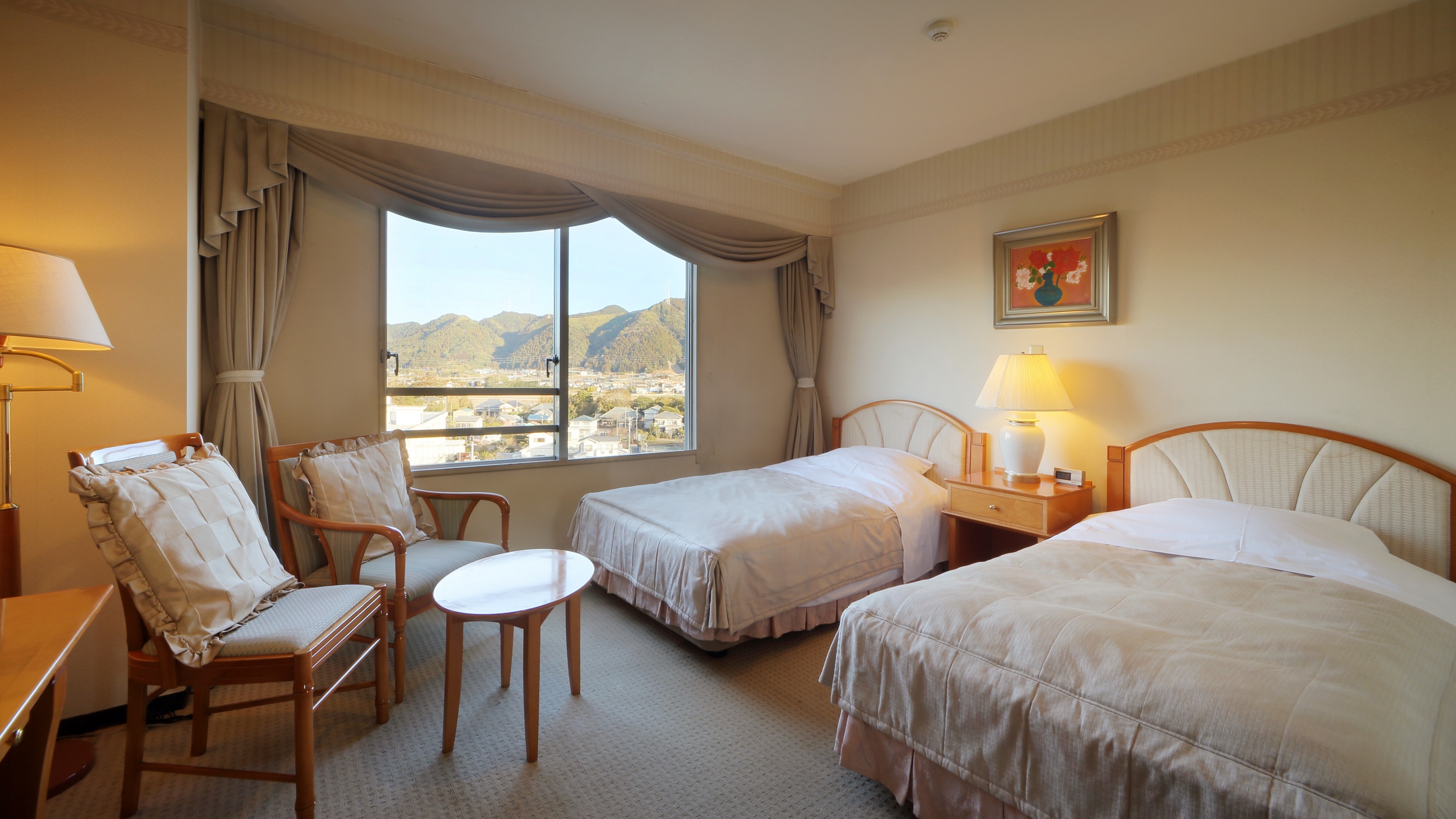 Mountain-facing twin bedroom (two beds + unit bath)