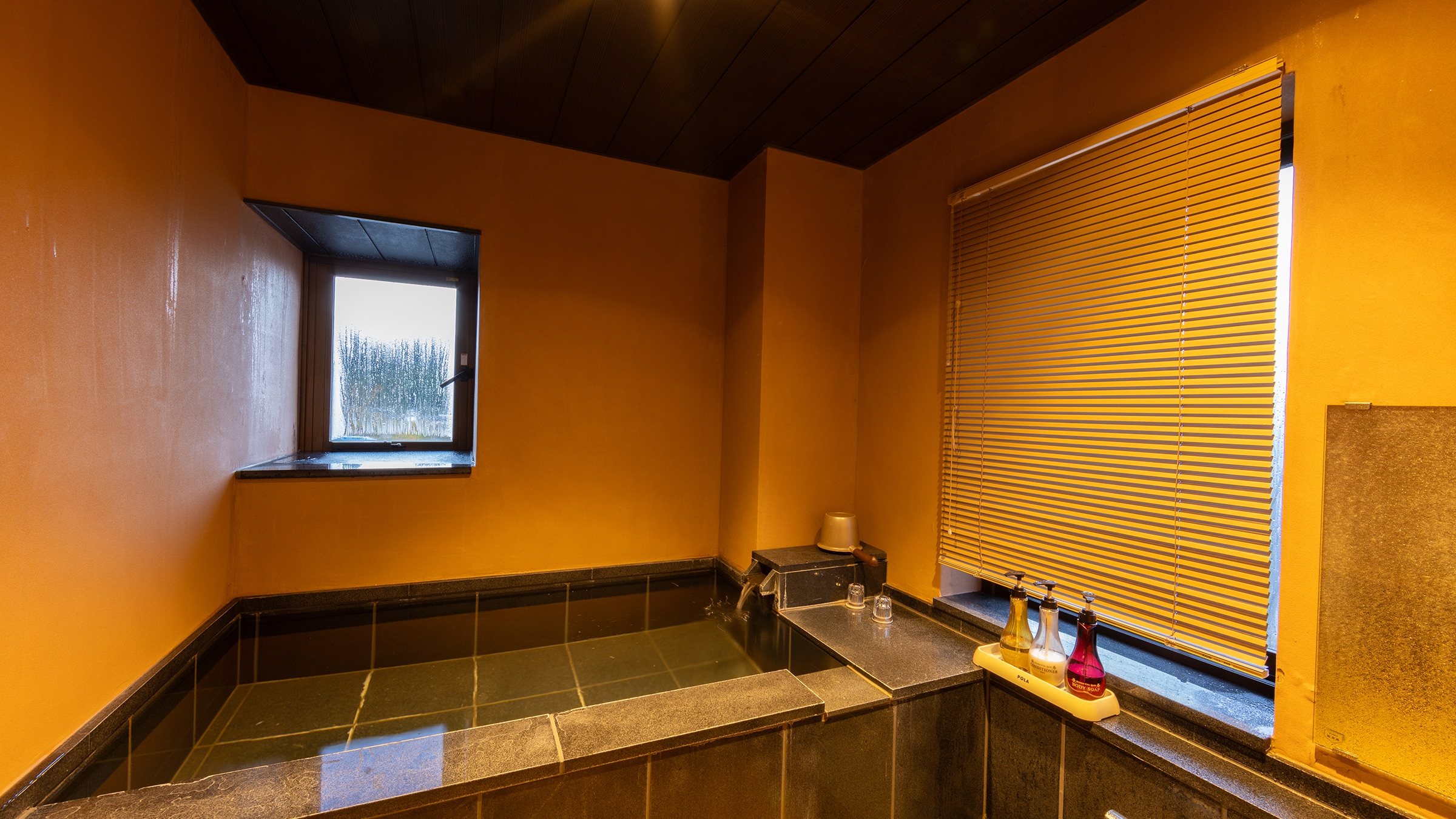 <Directly flowing from the source> Guest room with a semi-open-air bath with a view [Akane-iro] 16.5 tatami mats