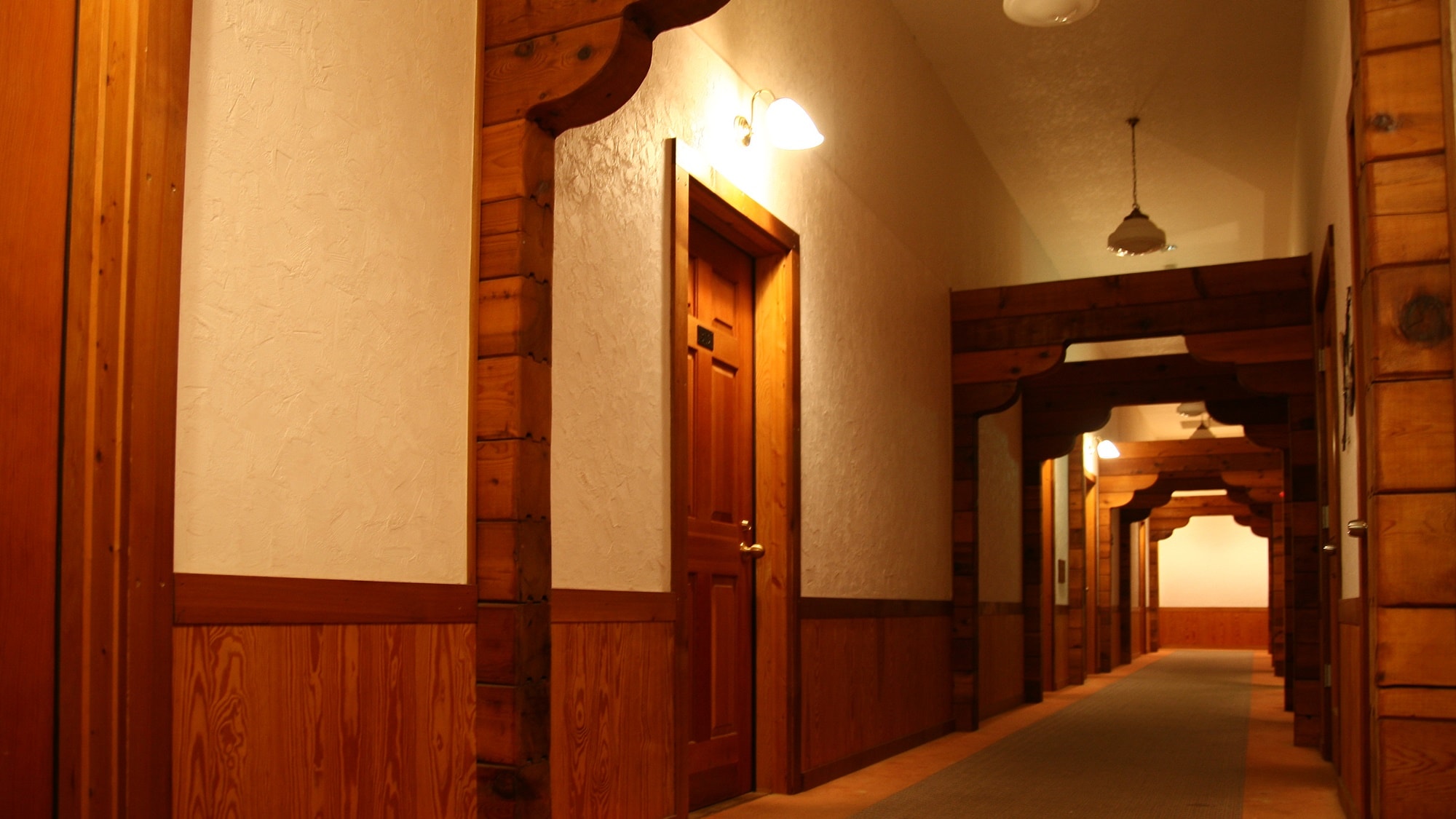 *[Log Building] Example of a guest room/Hallway leading to each room.