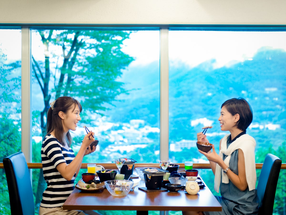 [ร้านอาหาร] คุณสามารถมองเห็น Hakone Sengokuhara จากร้านอาหารของโรงแรมที่ตั้งอยู่บนยอดเขาสูงสุดของ Sengokuhara