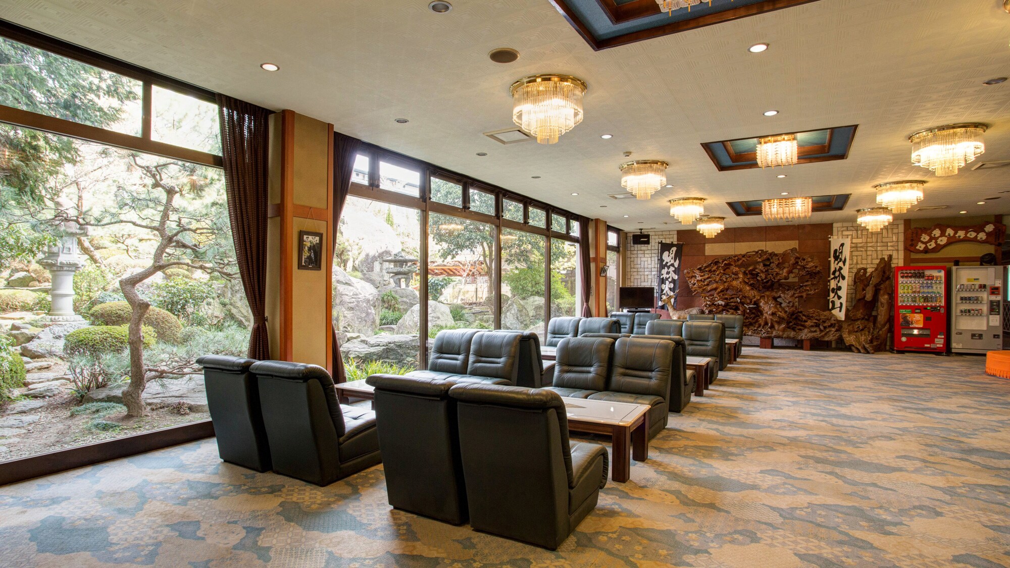*[Inside the building (lobby)] Please feel free to relax in the lobby overlooking the garden.