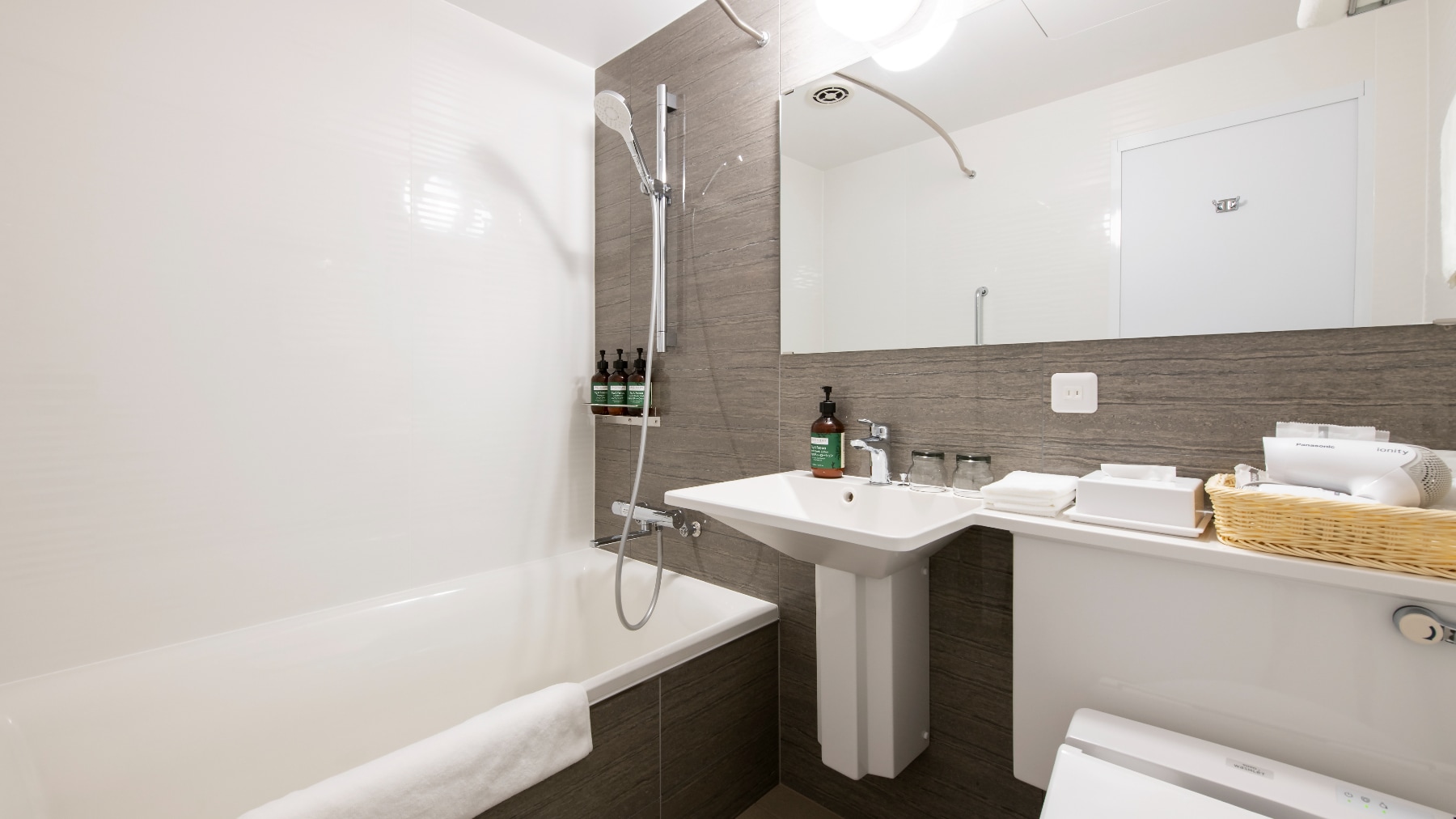 Bathroom (unit bath type) *The image is the guest room after renovation.