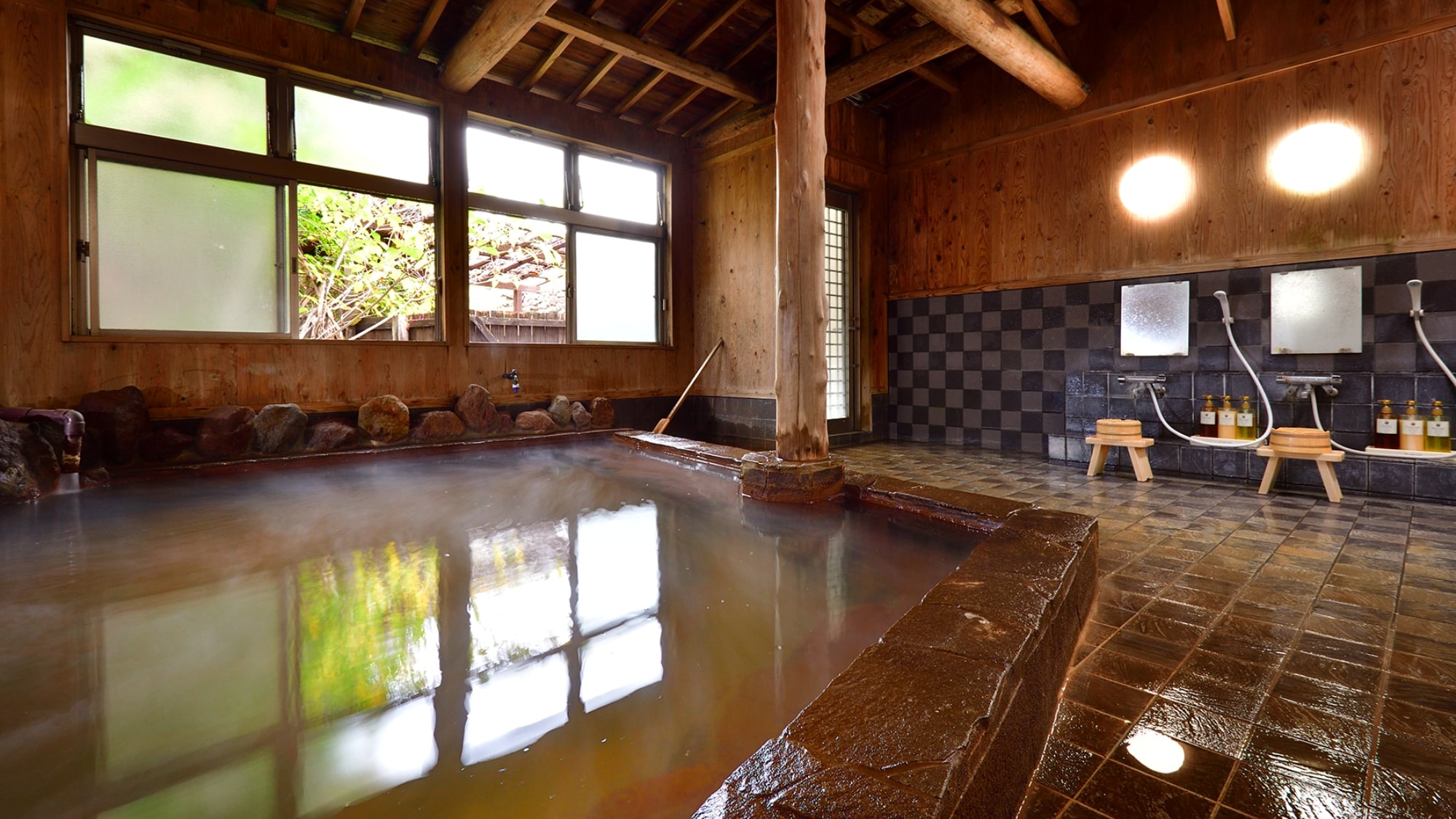 [Large public bath] The two large public baths are on a time rotation system.