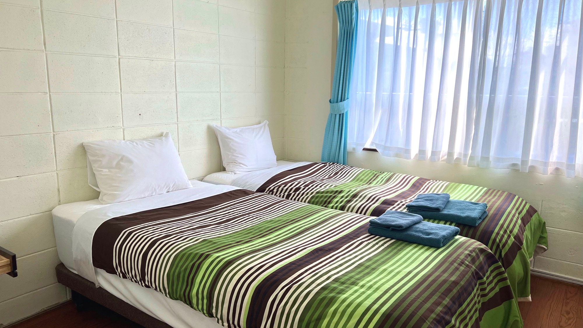 [Pension] This is a Hollywood twin room with two single beds placed closely together.