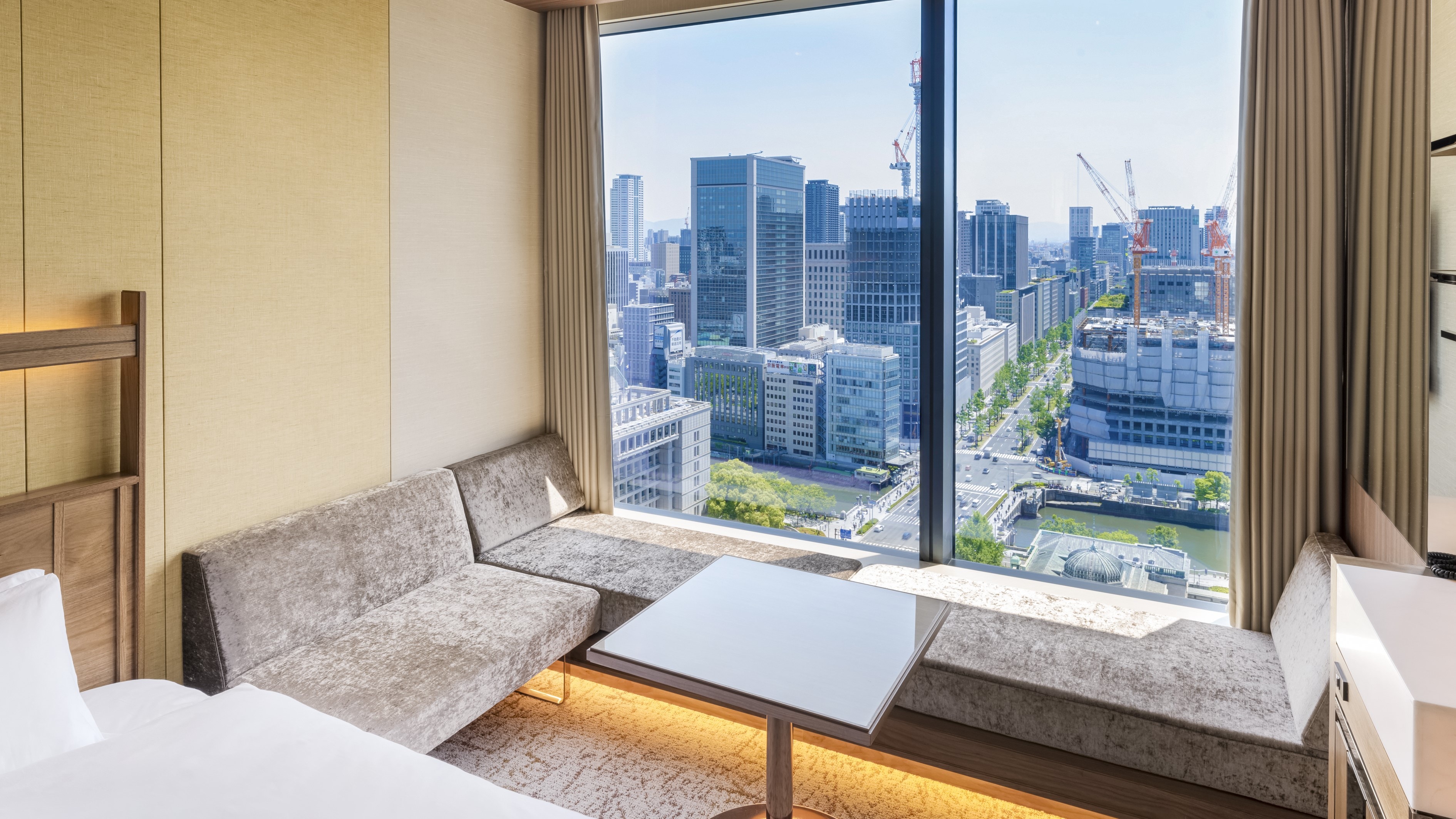 대형 창문과 편안한 소파가있는 객실