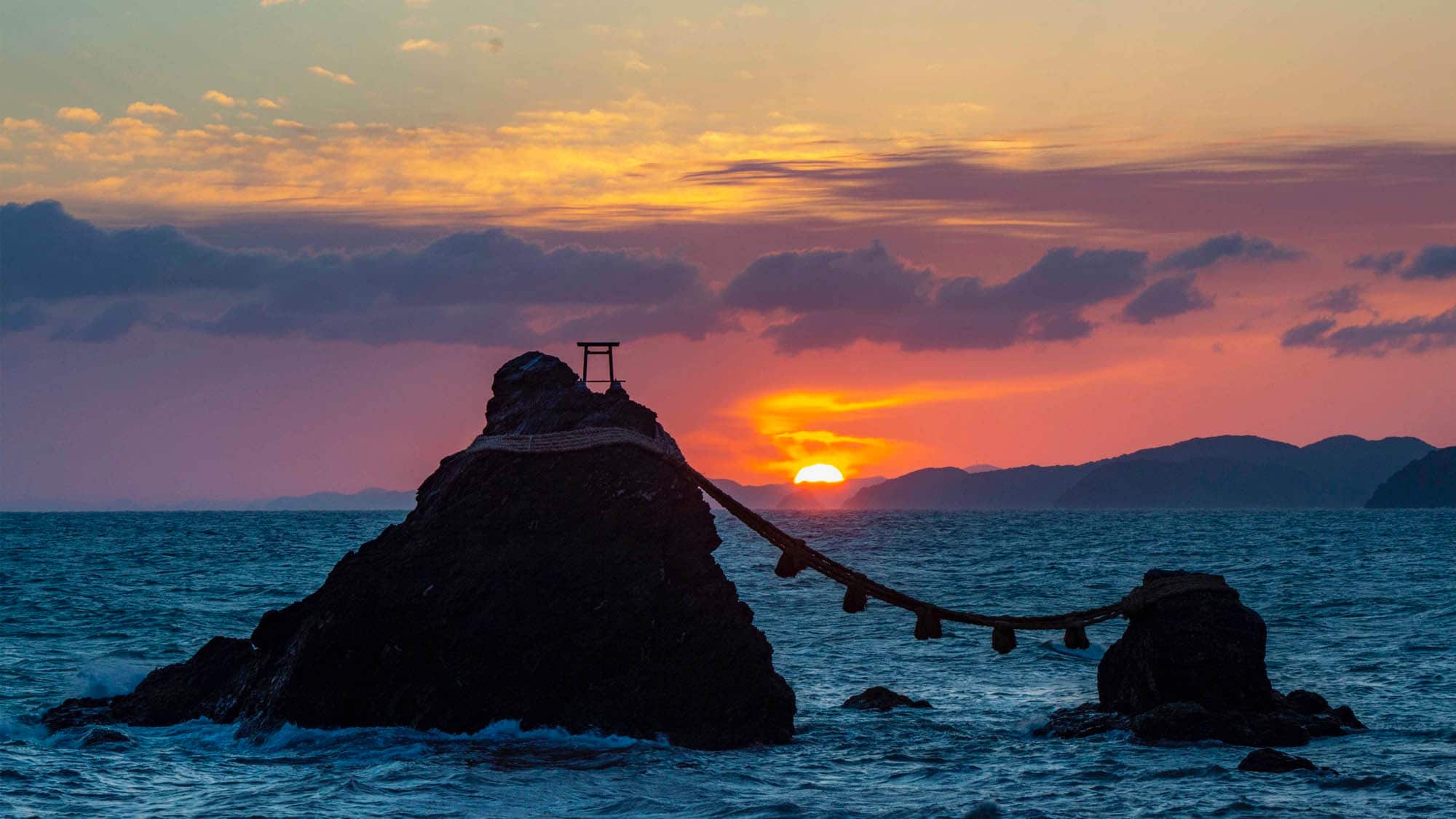 ・ Meotoiwa overlooking the setting sun