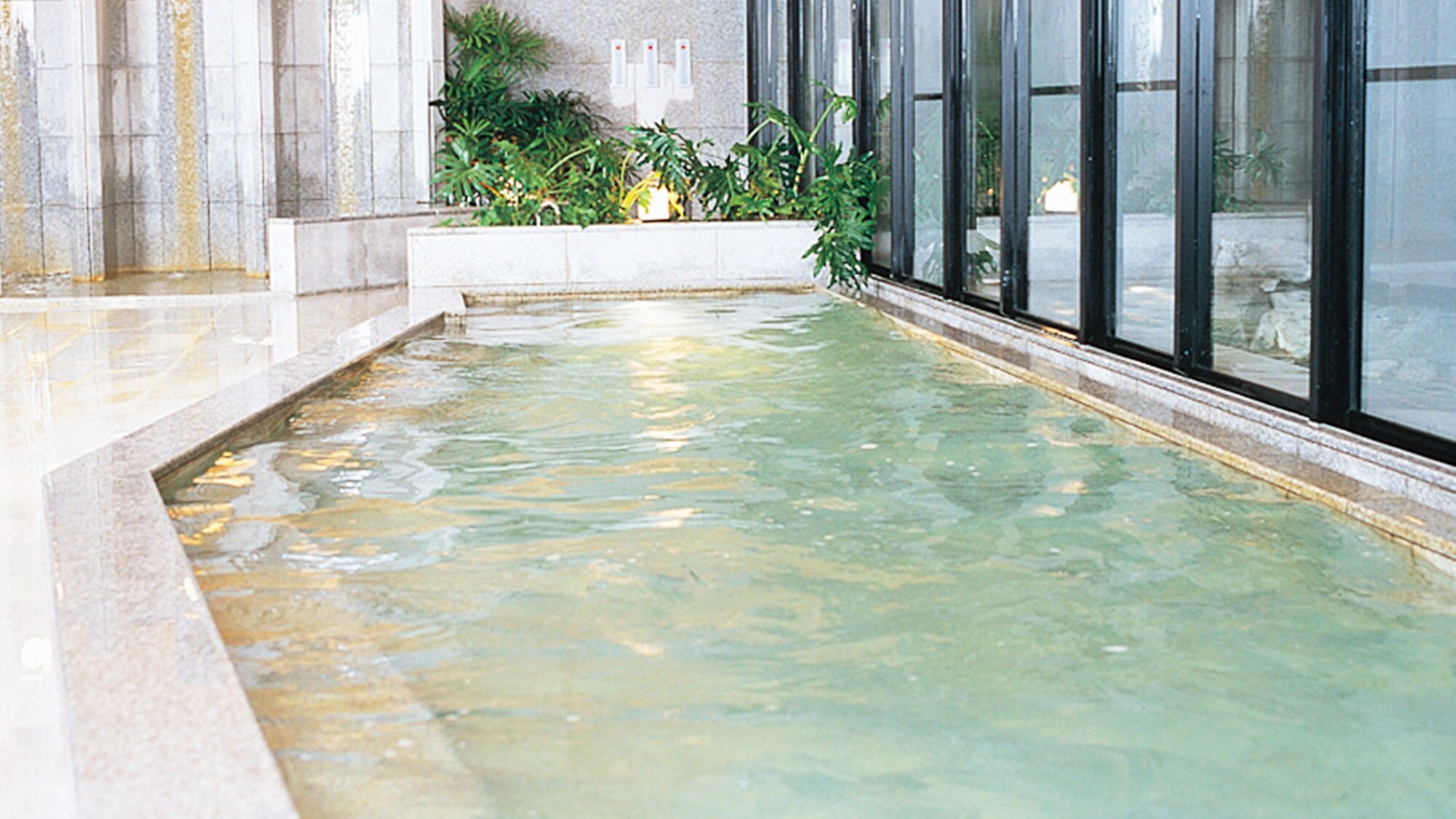 [Large bathtub] Stretch out your arms and legs and relax