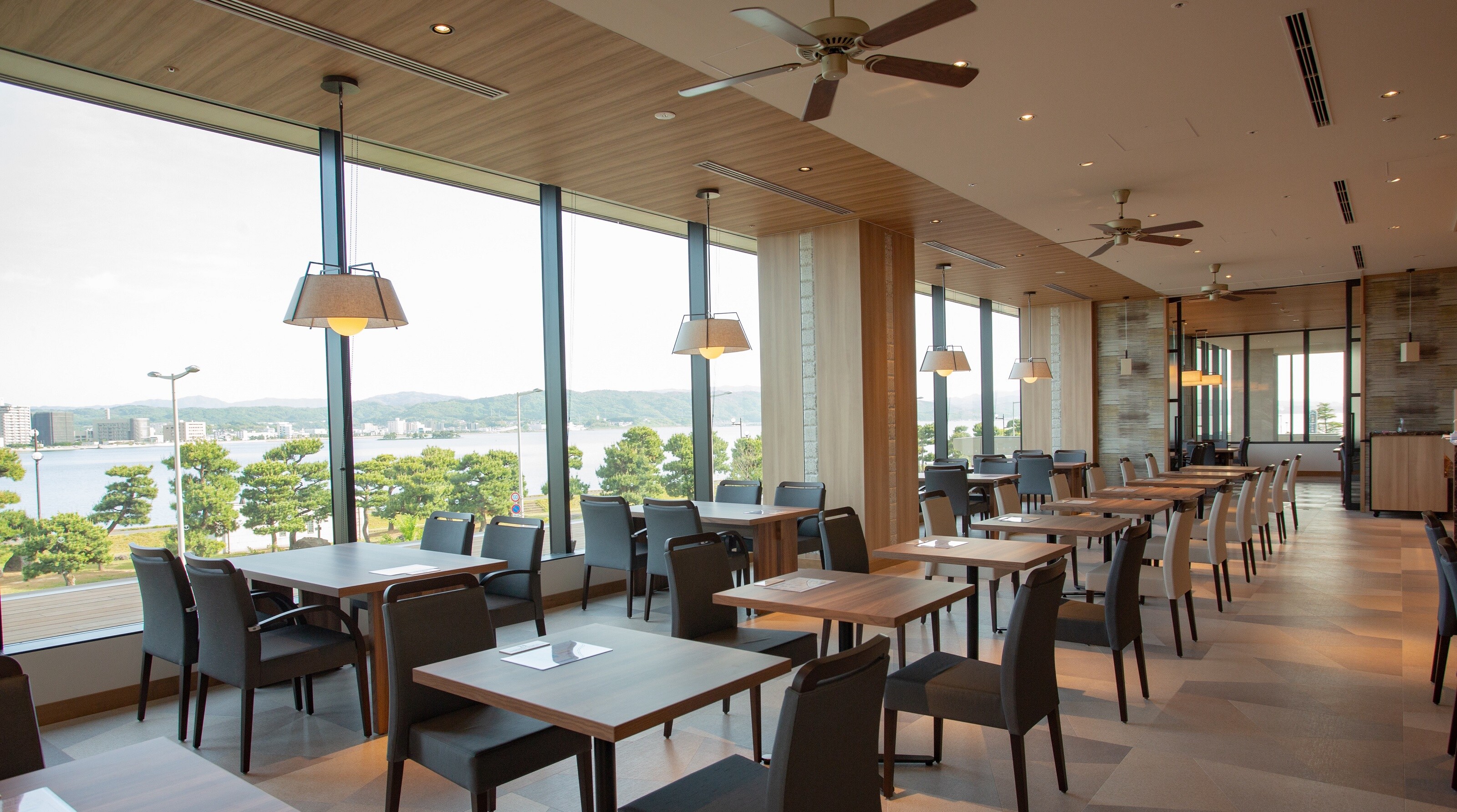 Restaurant Avancier menghadap ke Danau Shinji Viking