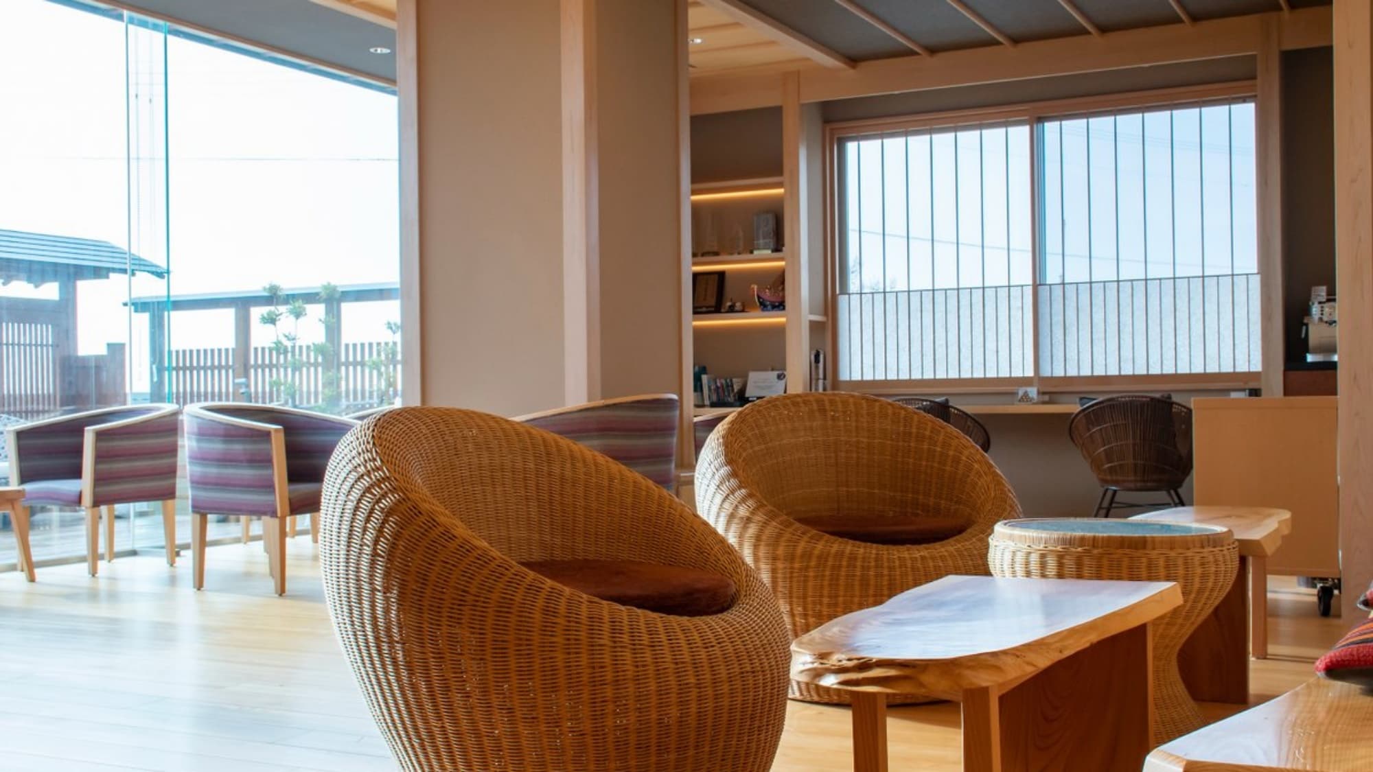 The lobby lounge was renovated in the summer of 2018. Relax while watching the sparkling ocean.