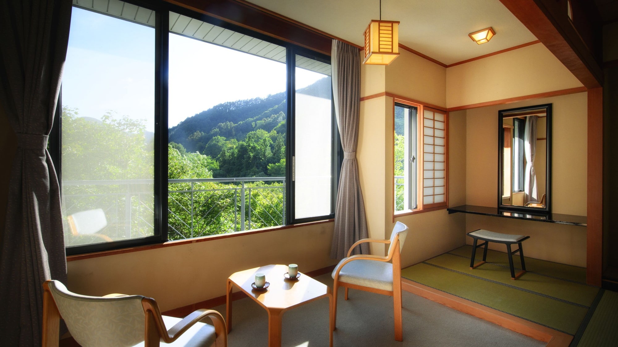 [J-Style Villa / Japanese-style room] A spacious space of 14.5 tatami mats with a beautiful mountain view from the window