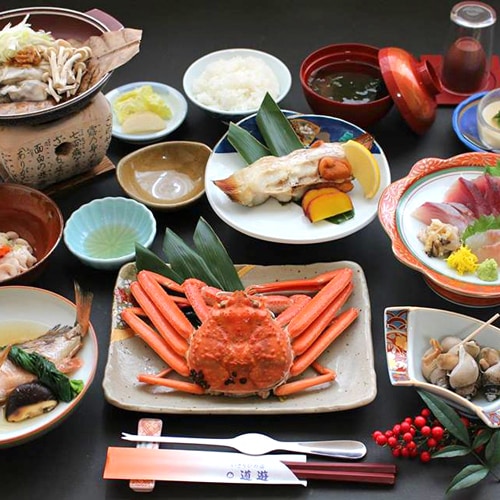 【晚餐菜單例】提供在佐渡捕獲的時令海鮮以及配合食材烹調的有機蔬菜。