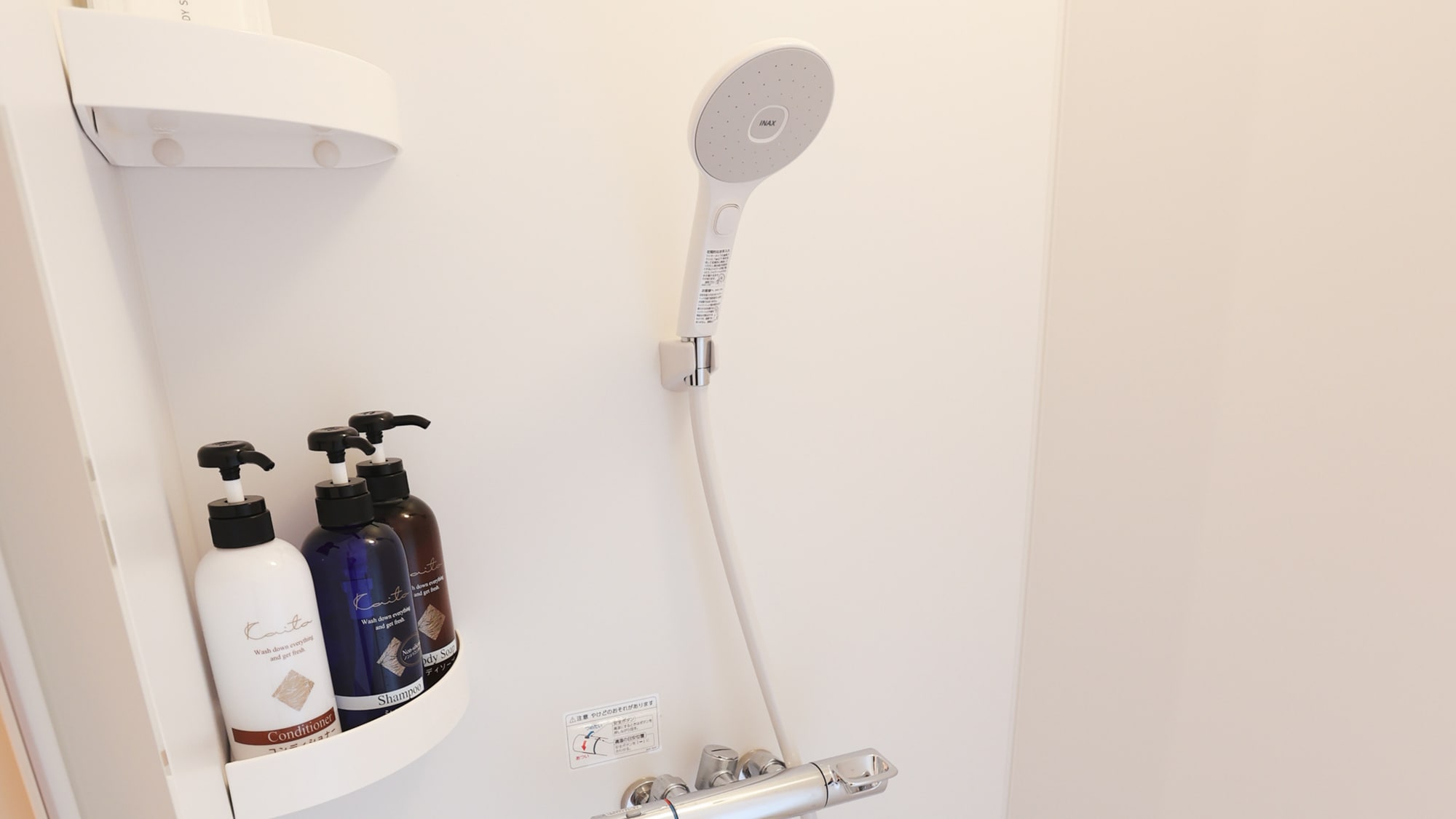 ・[Shower] Private shower room with ample amenities.