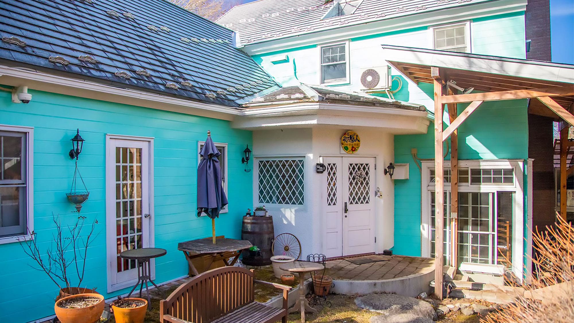 ・Exterior: A cozy and homey space spreads out within the small exterior.