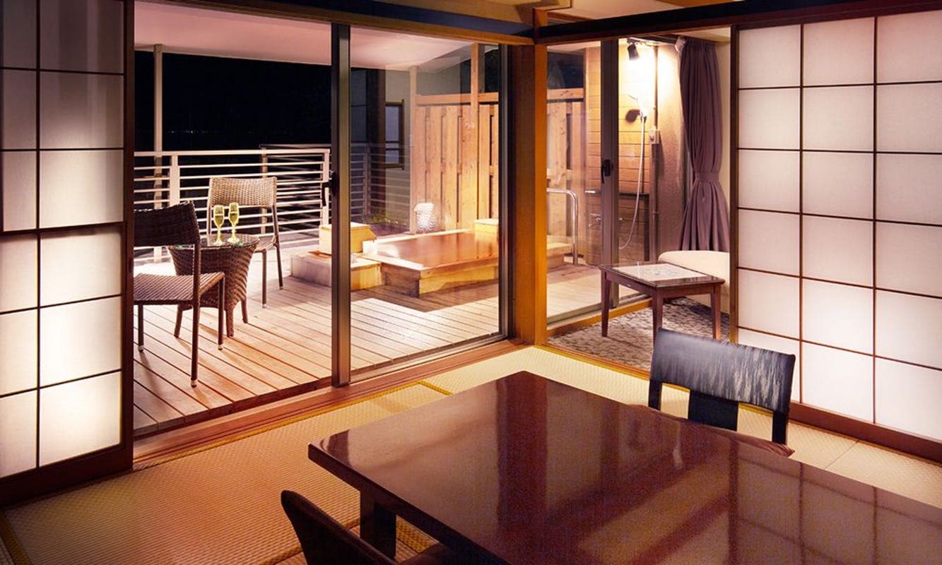 Kamar tamu sudut dengan teras dek kayu [Hanahiiragi]