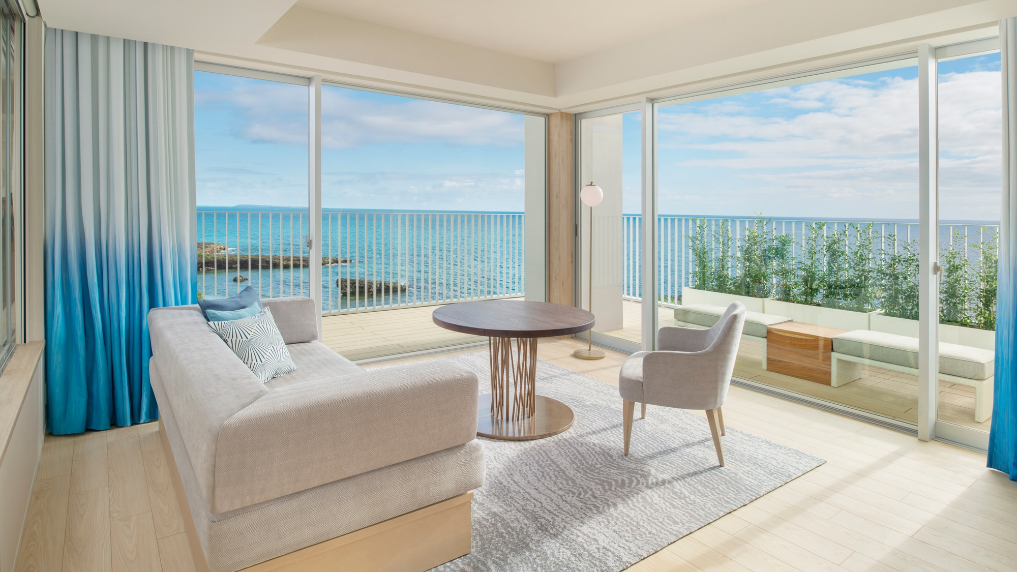 [Oceanfront Corner Junior Suite] 71 square meters (1-3 people)