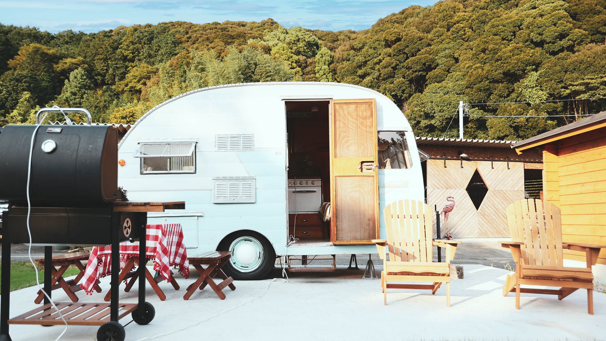 ・[Exterior] A trailer house that can accommodate two people. With the forest and mountains in the background, it's relaxing.