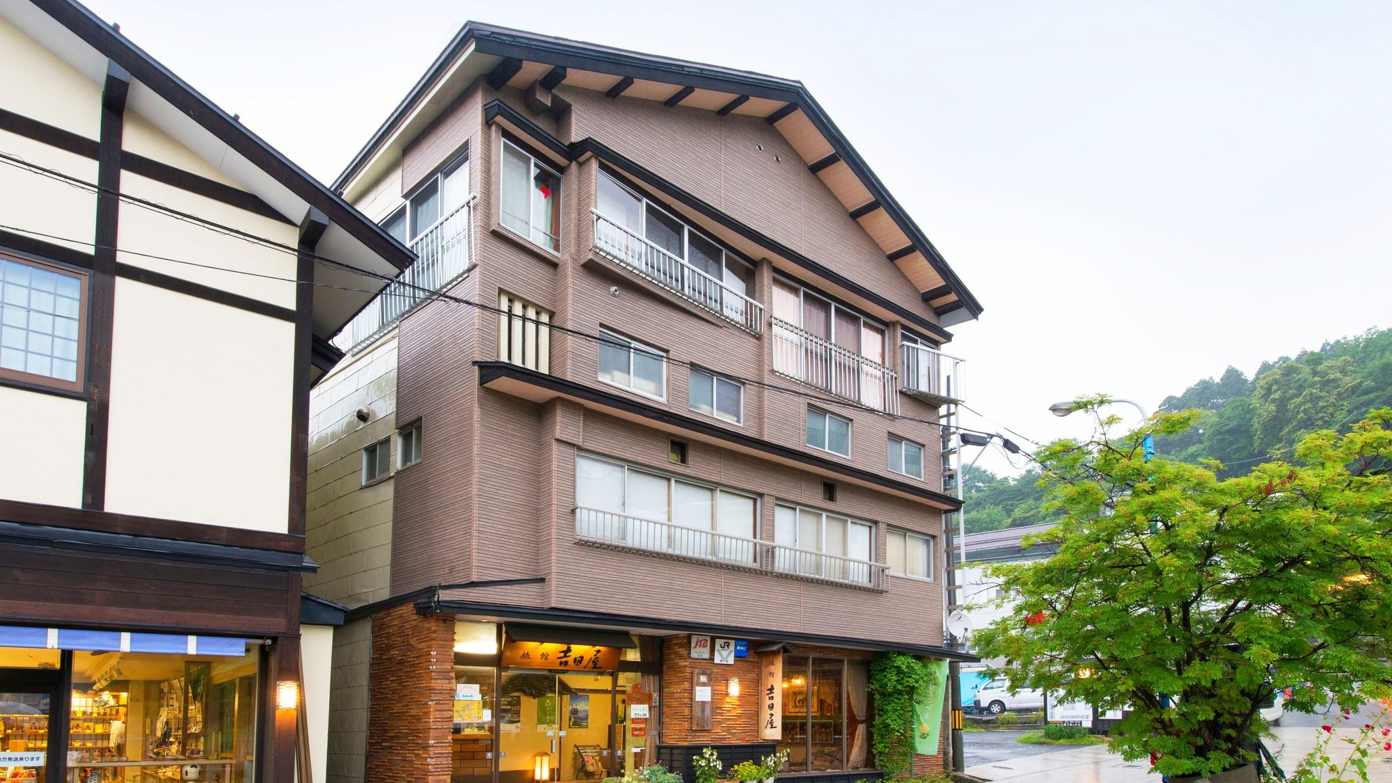 [Yoshidaya] A long-established inn located in the center of Zao Onsen hot spring town. It boasts hot spring water that flows directly from the source and is packed with beneficial effects!