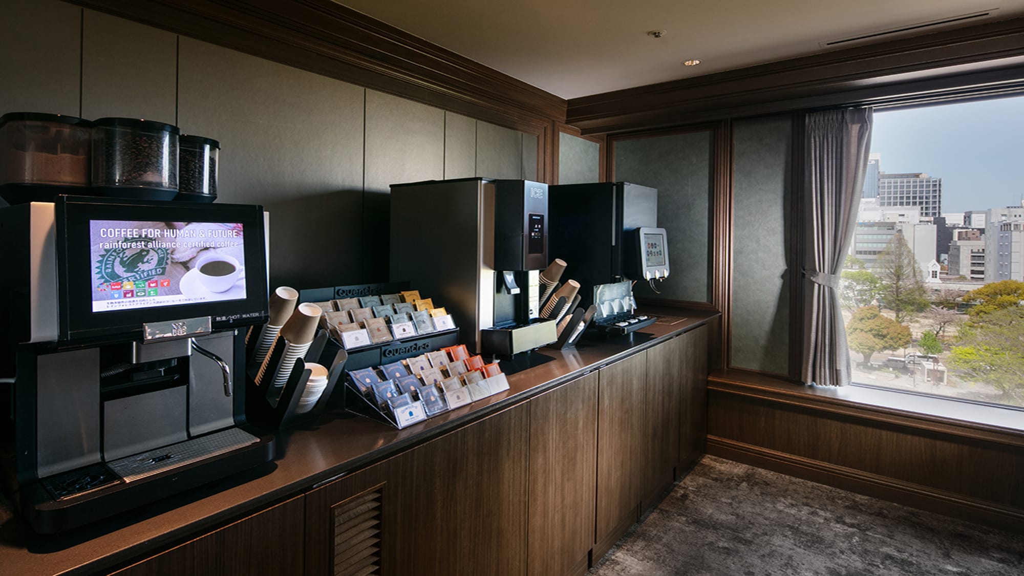 【6樓住客專用休息室】提供各種軟性飲料和名古屋當地小吃。