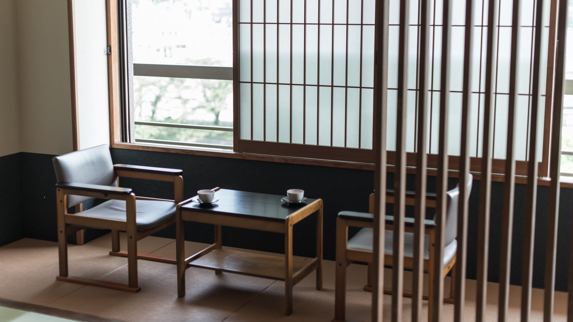 [ห้องพักชั้น 5 - ยูเมะกุริ คลับ - ห้องพักแบบญี่ปุ่น 38 ตรม.] การออกแบบแบบญี่ปุ่นโดยใช้เสื่อทาทามิริวกิว