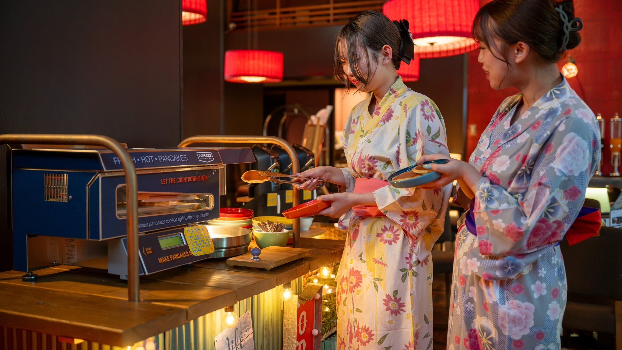 You can visit the 1st floor lounge in your yukata.